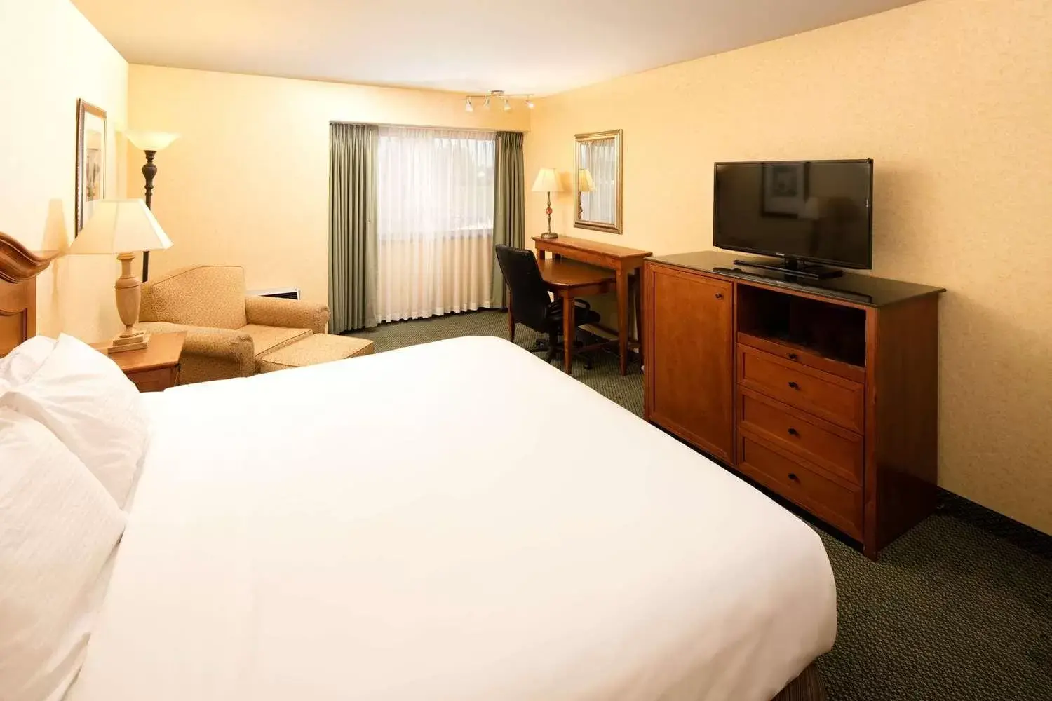 Bedroom, Bed in Red Lion Hotel Wenatchee City Center