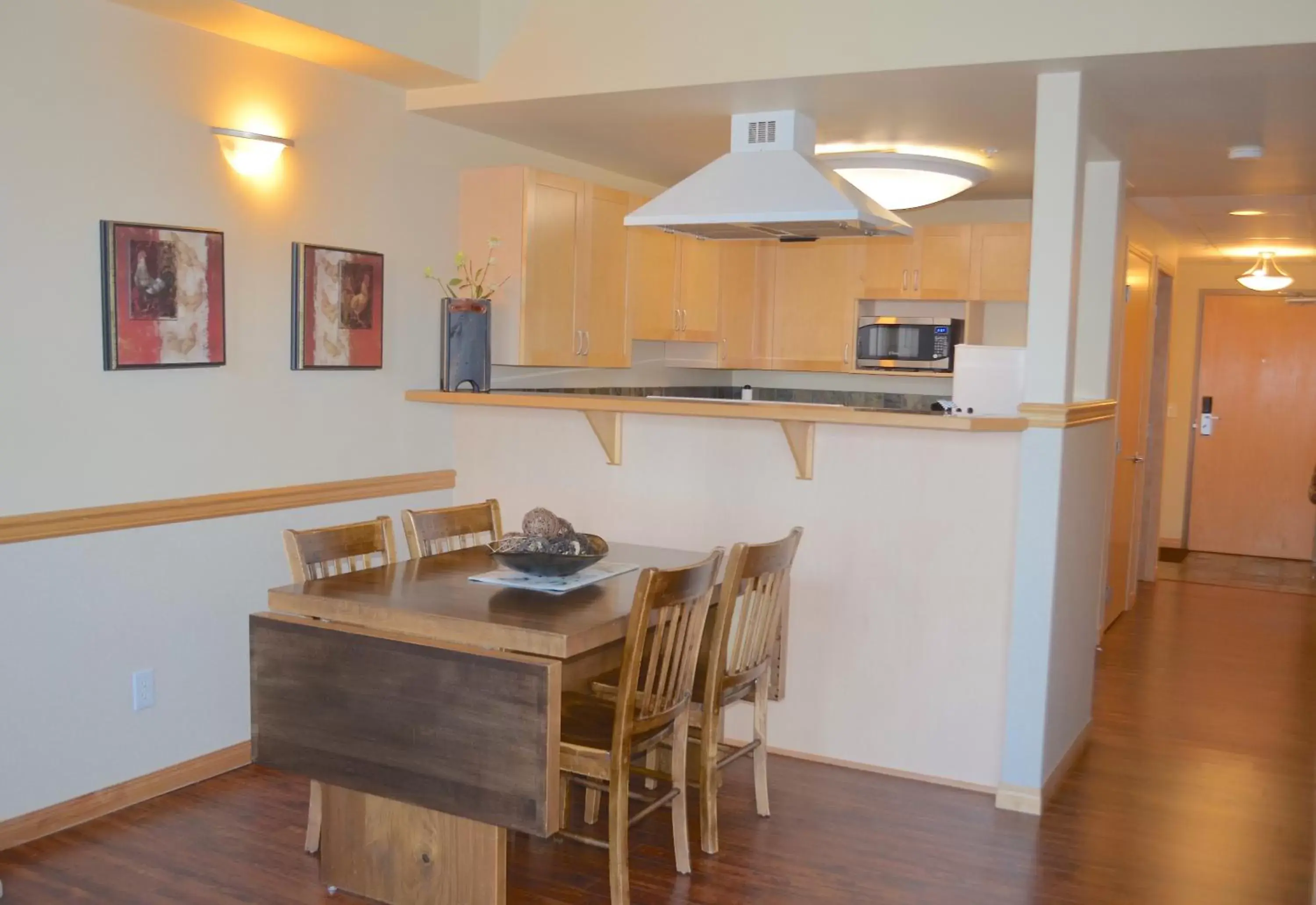 Kitchen or kitchenette, Dining Area in Sunset Resorts Canmore and Spa