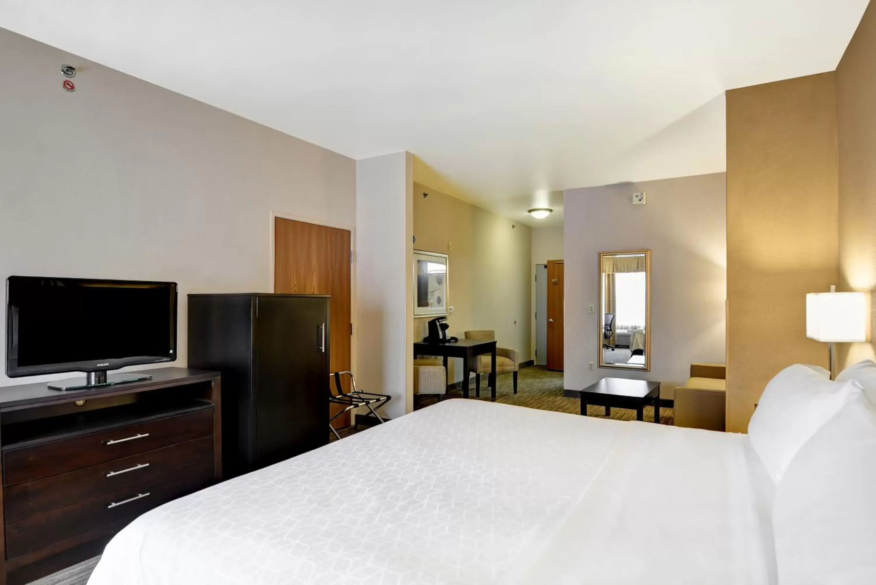 Photo of the whole room, Bed in Holiday Inn Express Hotel & Suites Milwaukee-New Berlin, an IHG Hotel