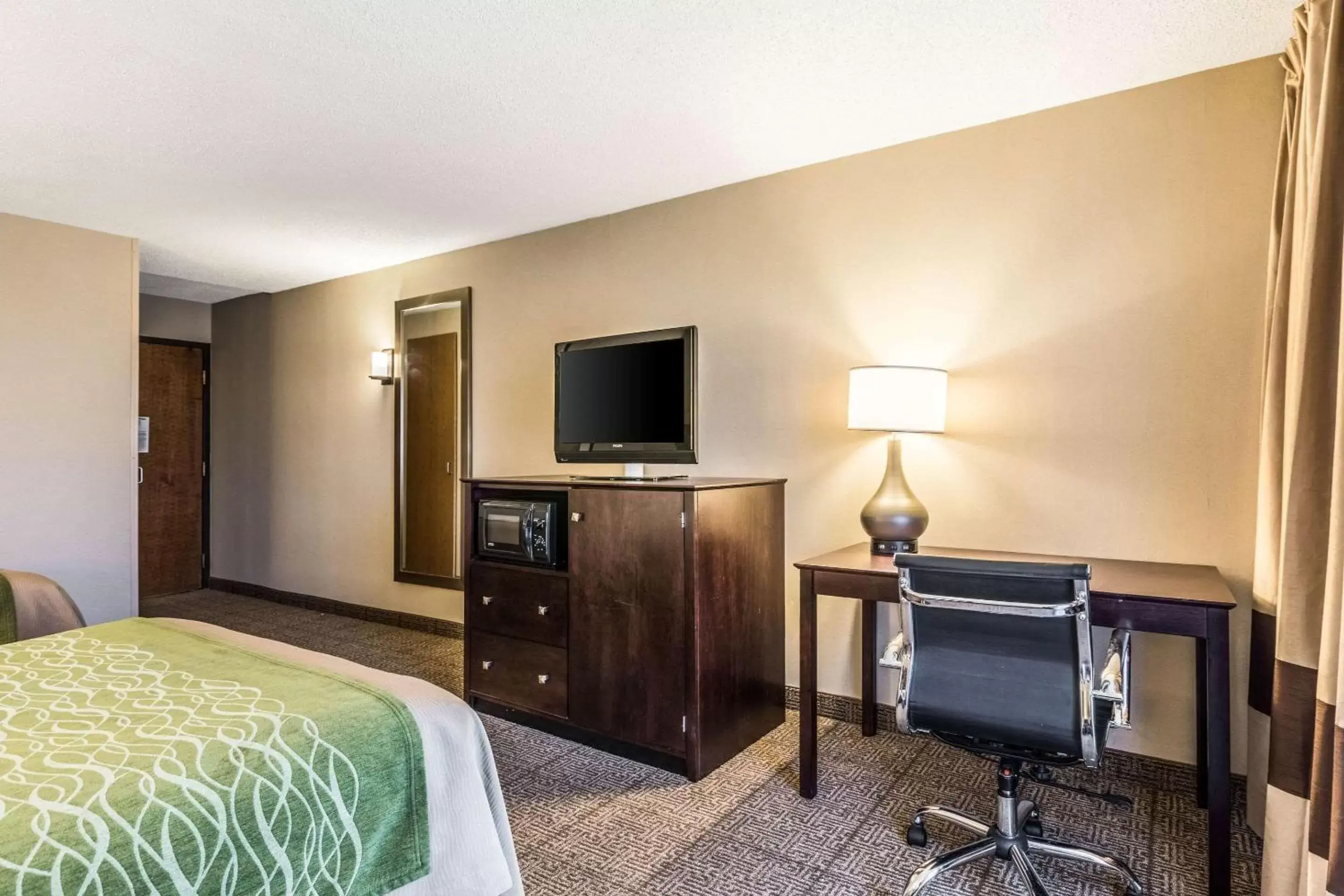 Photo of the whole room, TV/Entertainment Center in Comfort Inn Lansing