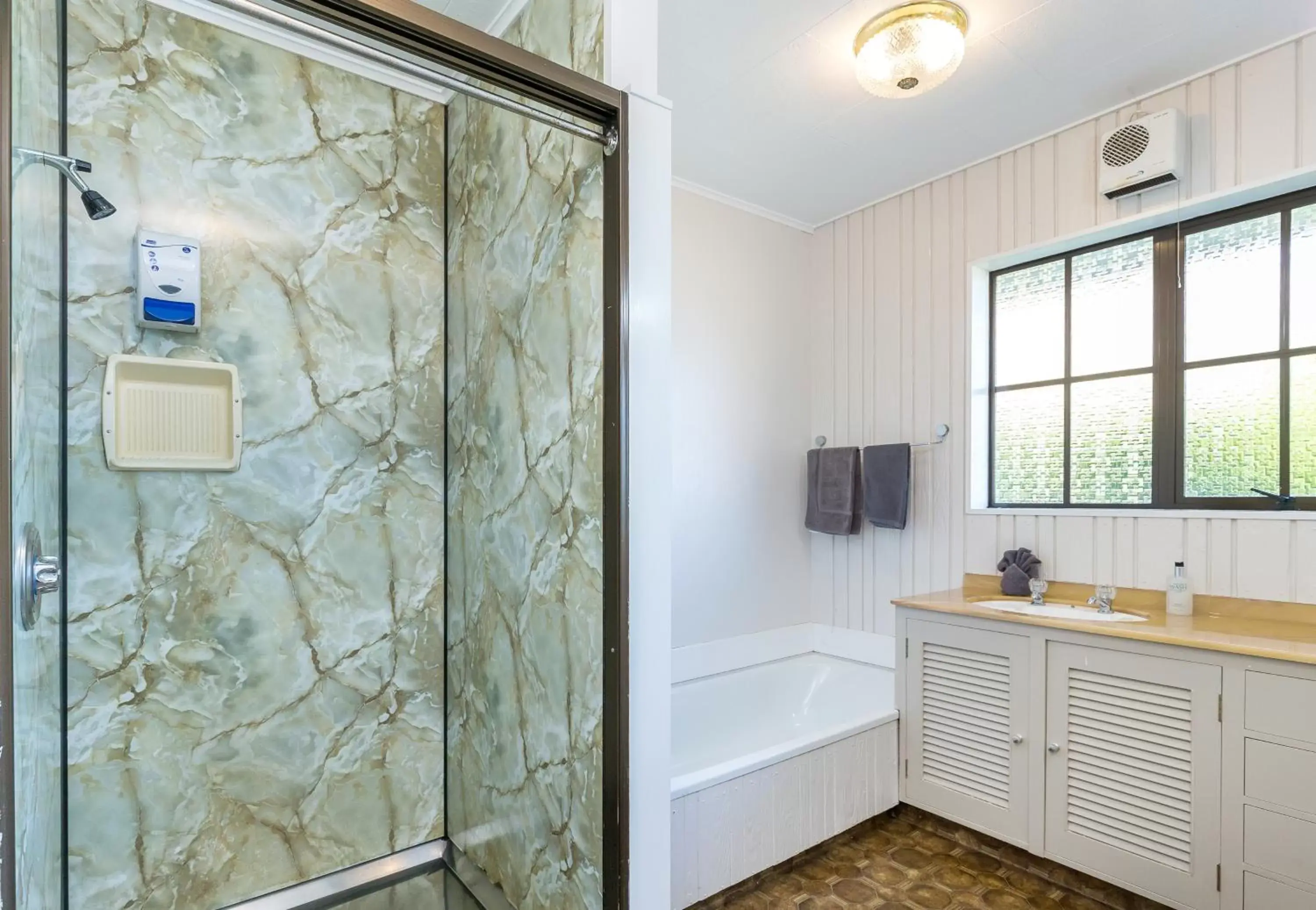 Bathroom in Cherylea Motel