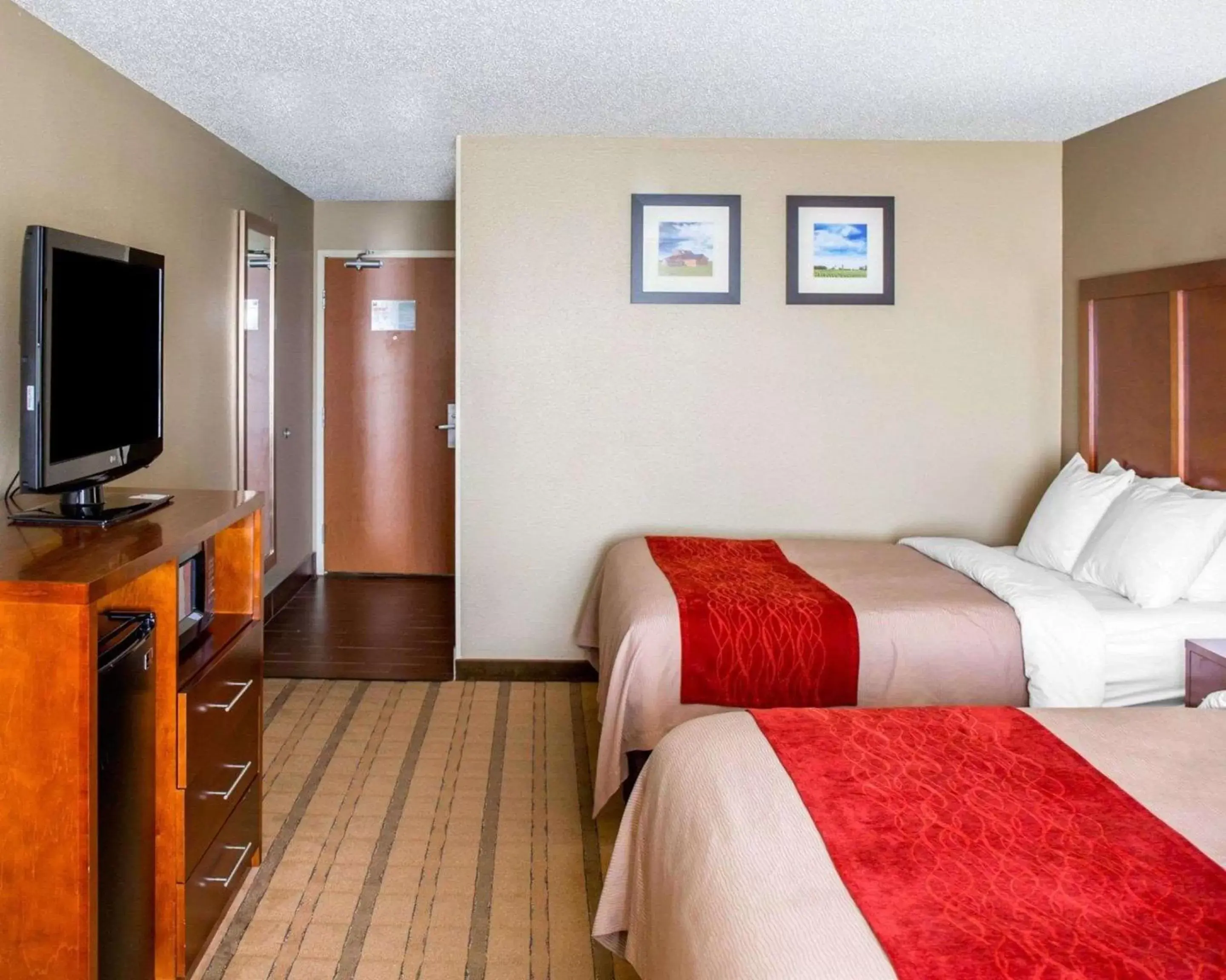 Photo of the whole room, Bed in Comfort Inn & Suites Coralville - Iowa City near Iowa River Landing