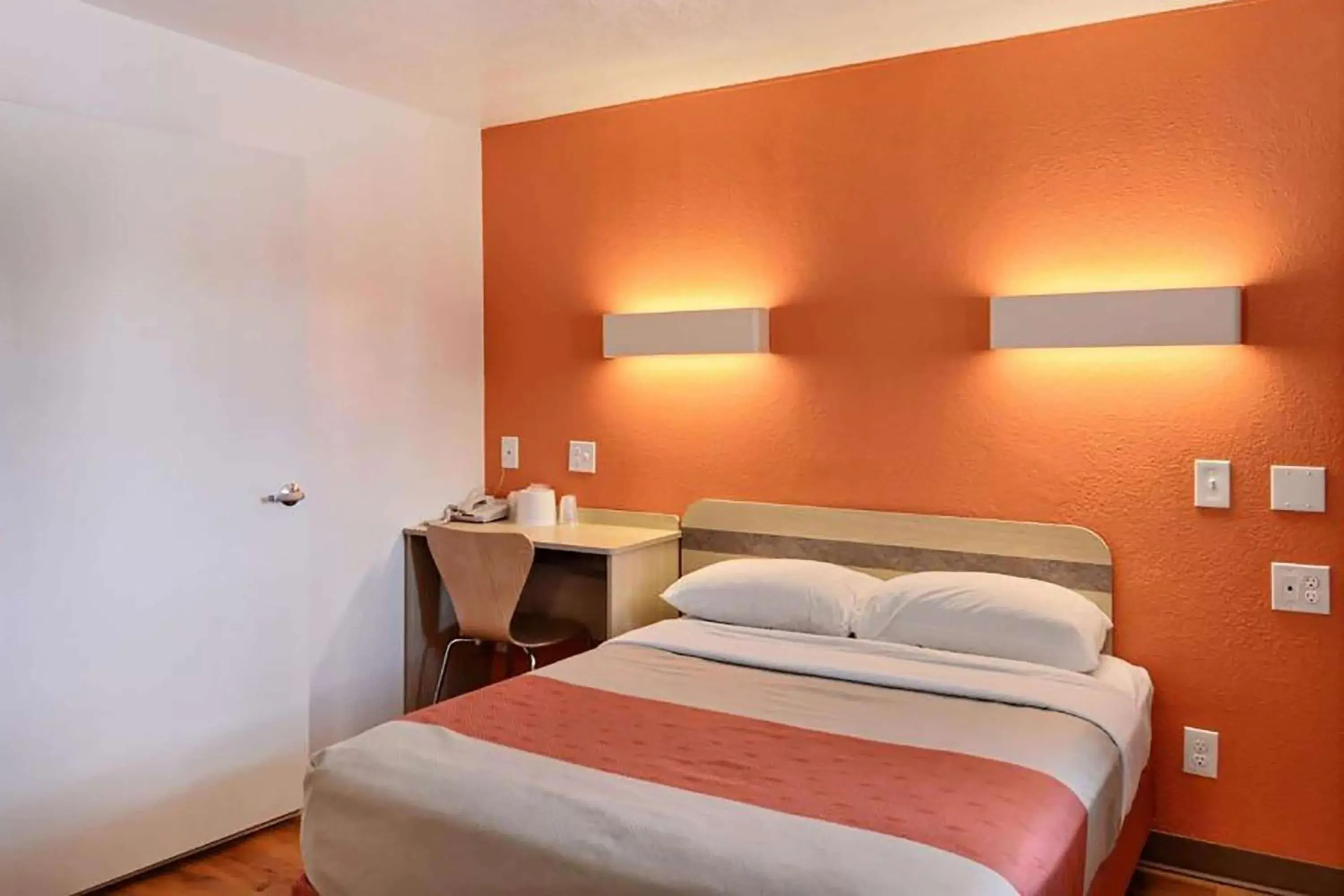 1 Double Bed, Mobility Accessible Room, Roll-In Shower, Non-Smoking in Travelodge by Wyndham Brattleboro VT 1 Double Bed, Mobility Accessible Room, Roll-In Shower, Non-Smoking in Travelodge by Wyndham Brattleboro VT