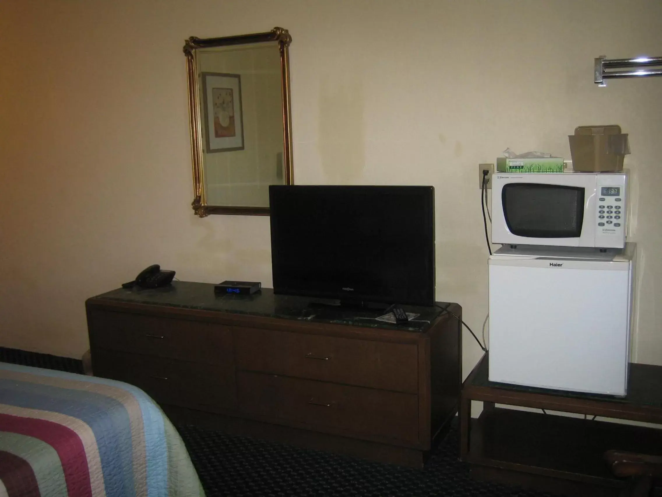 TV and multimedia, TV/Entertainment Center in Knights Inn Litchfield