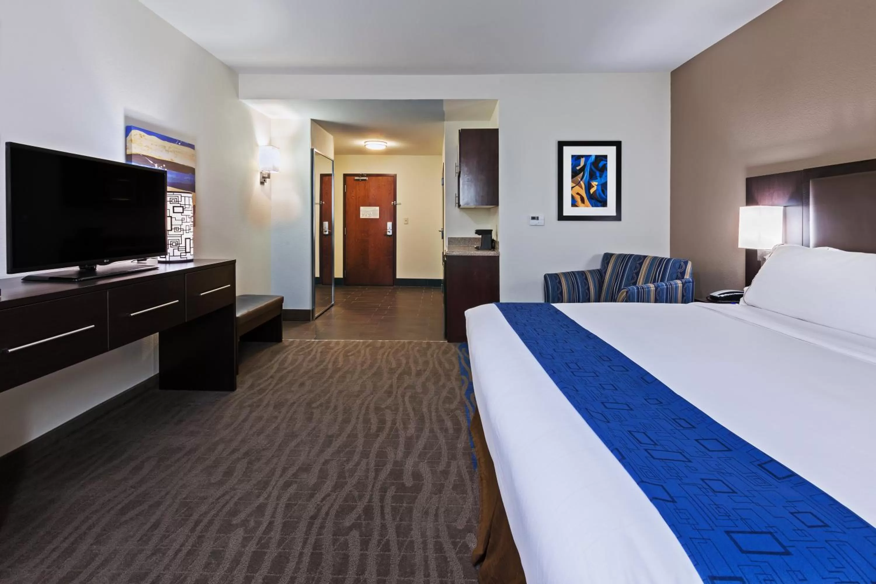 Photo of the whole room, Bed in Holiday Inn Express & Suites Glenpool by IHG