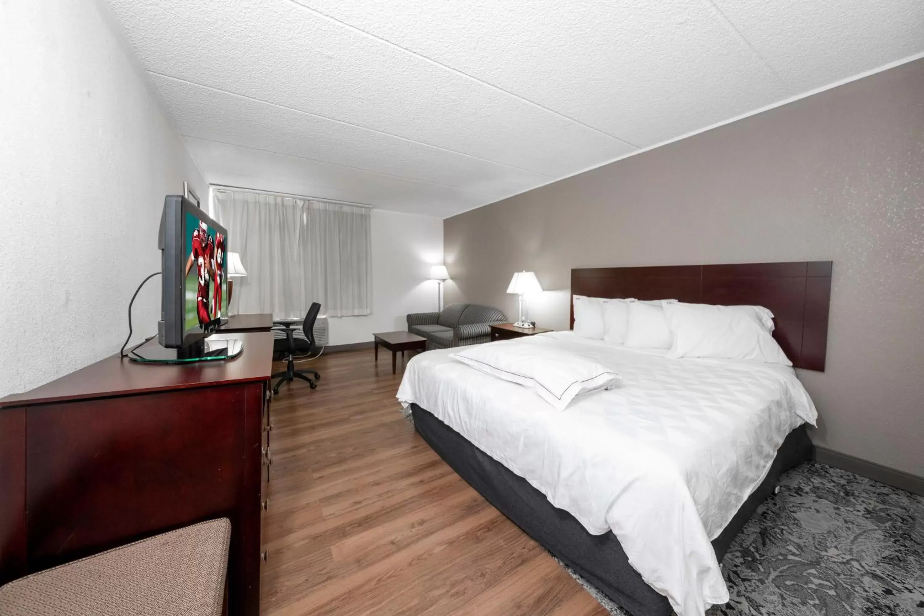 Photo of the whole room, Bed in Red Roof Inn PLUS Newark Liberty Airport - Carteret