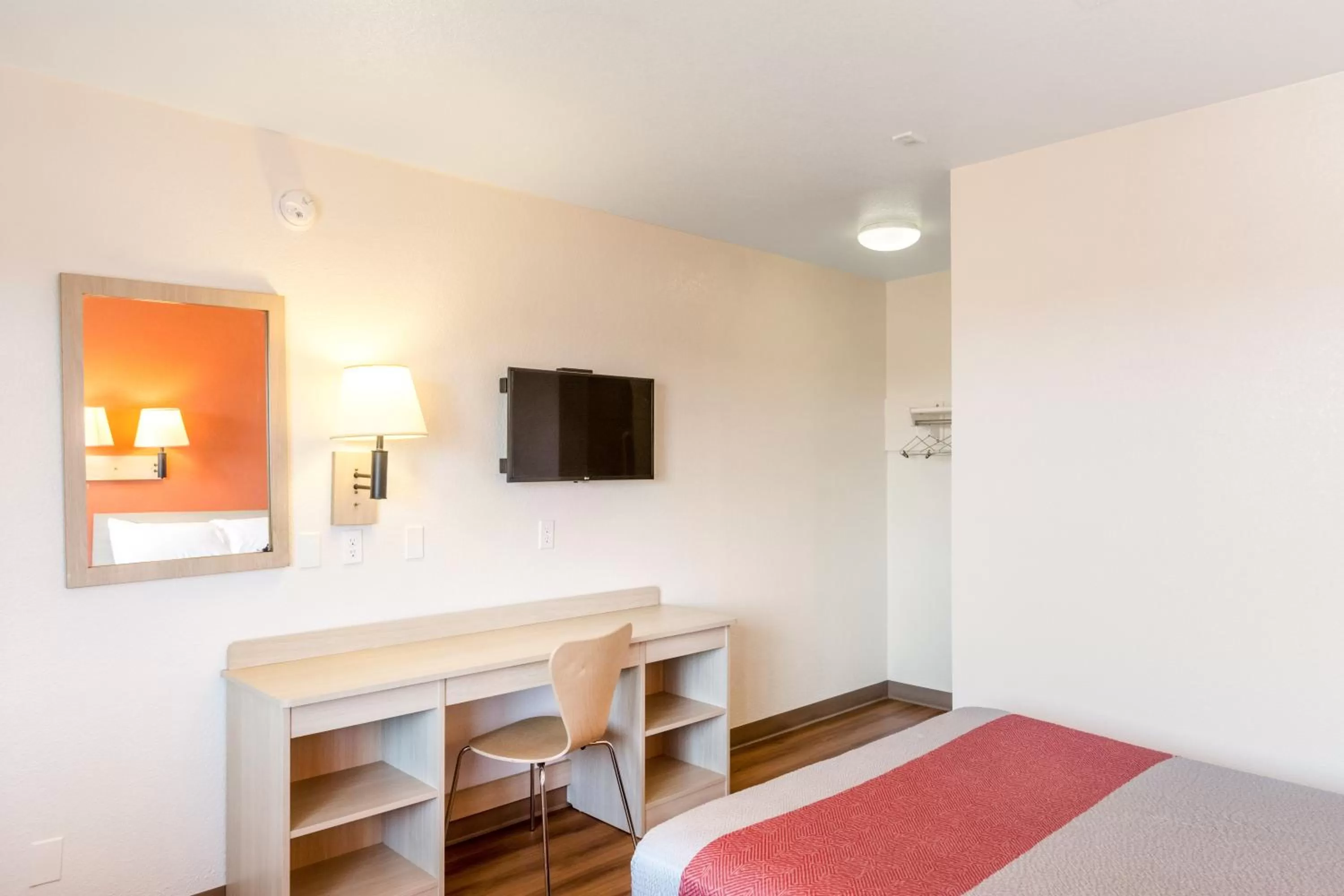 Bedroom, Bed in Motel 6-Redding, CA - Central