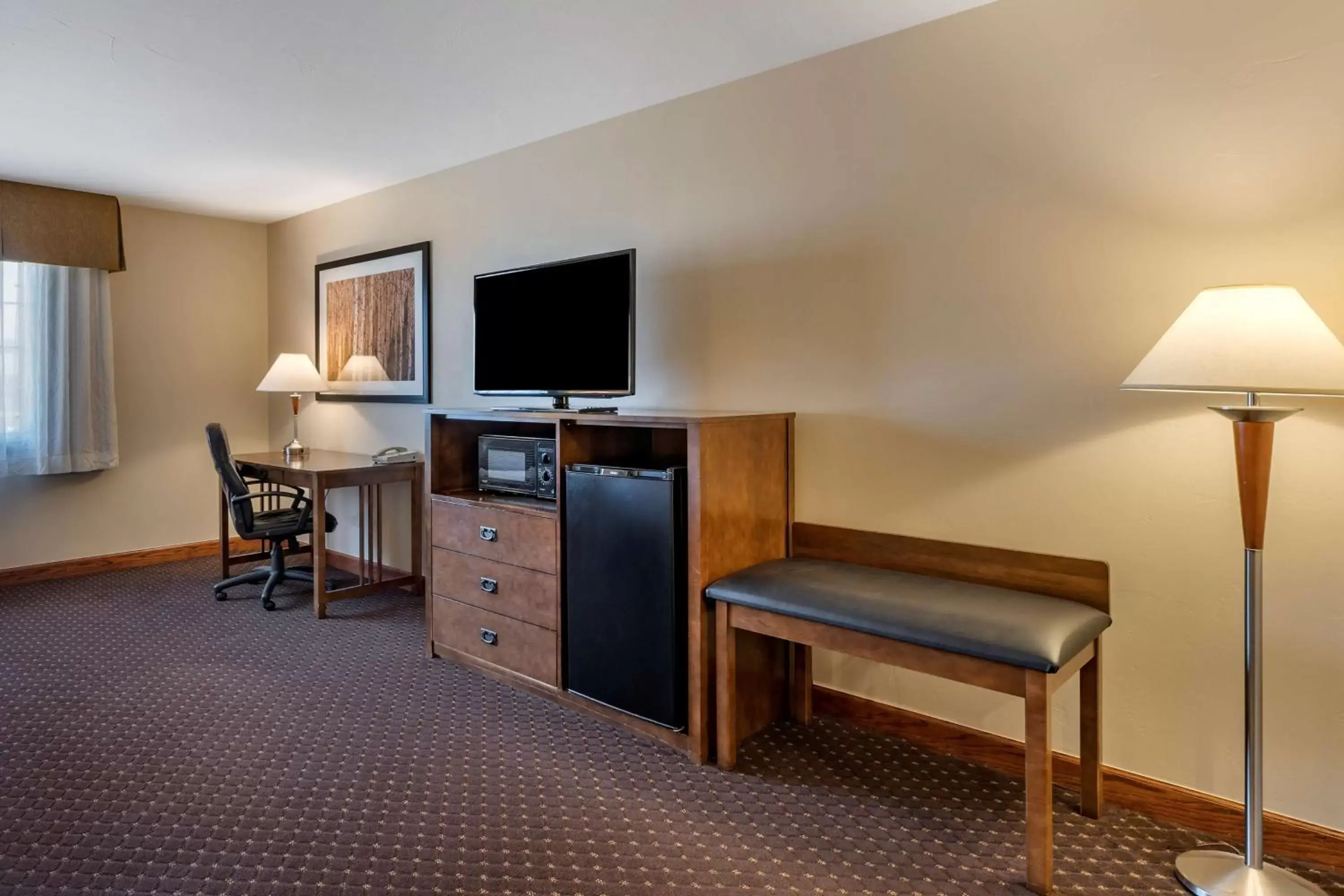 Bedroom, TV/Entertainment Center in Best Western Desert Inn