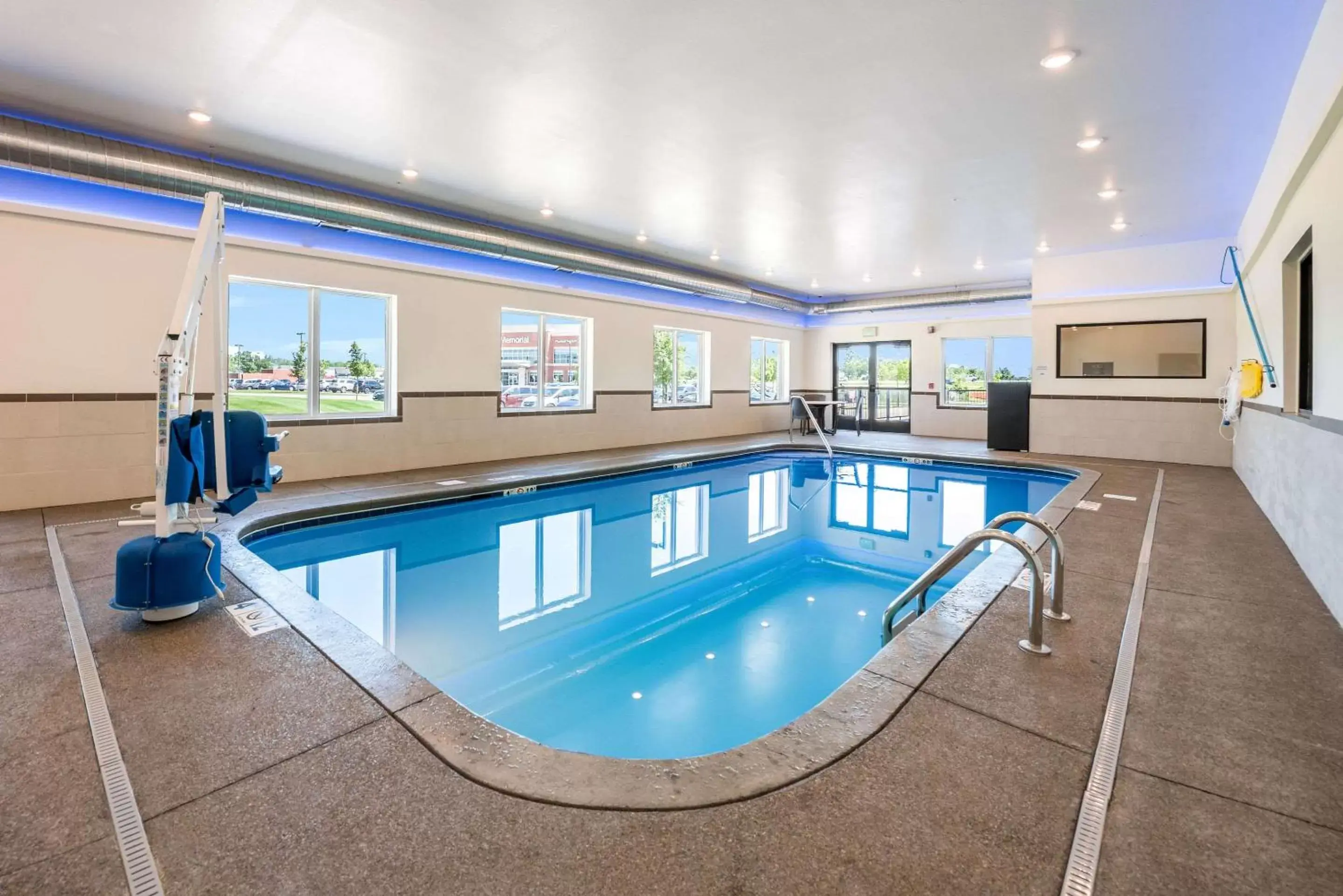 On site, Swimming Pool in Comfort Suites Marysville Columbus - Northwest