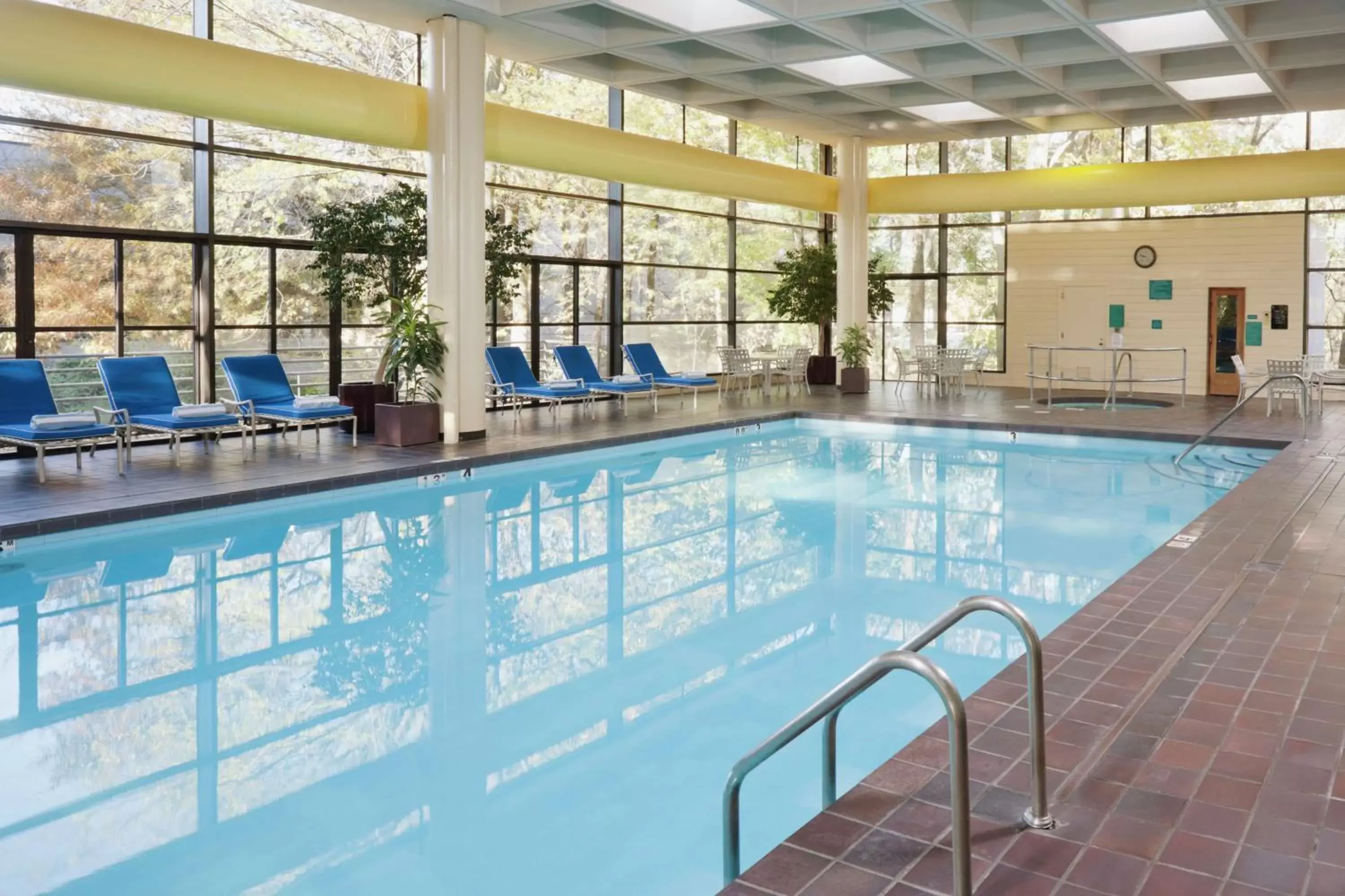Pool view, Swimming Pool in DoubleTree by Hilton Kansas City - Overland Park