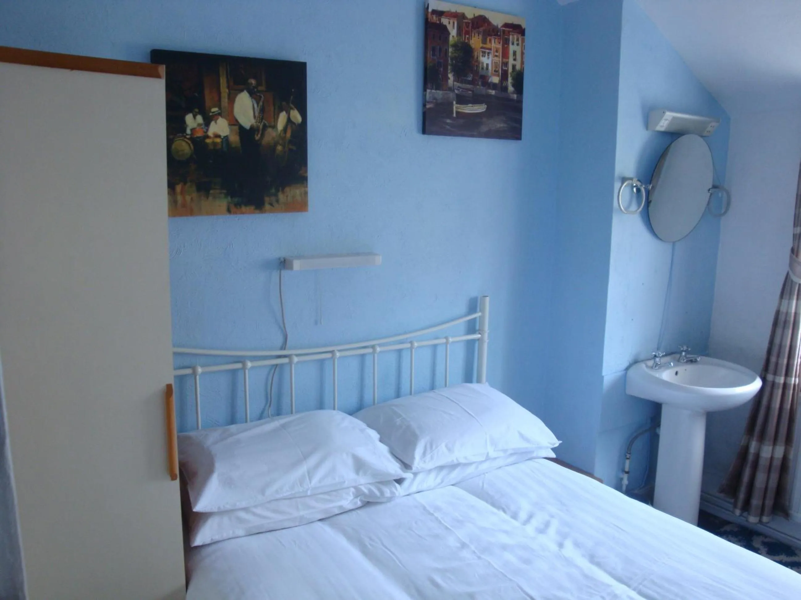 Bedroom, Bed in Spencer Court