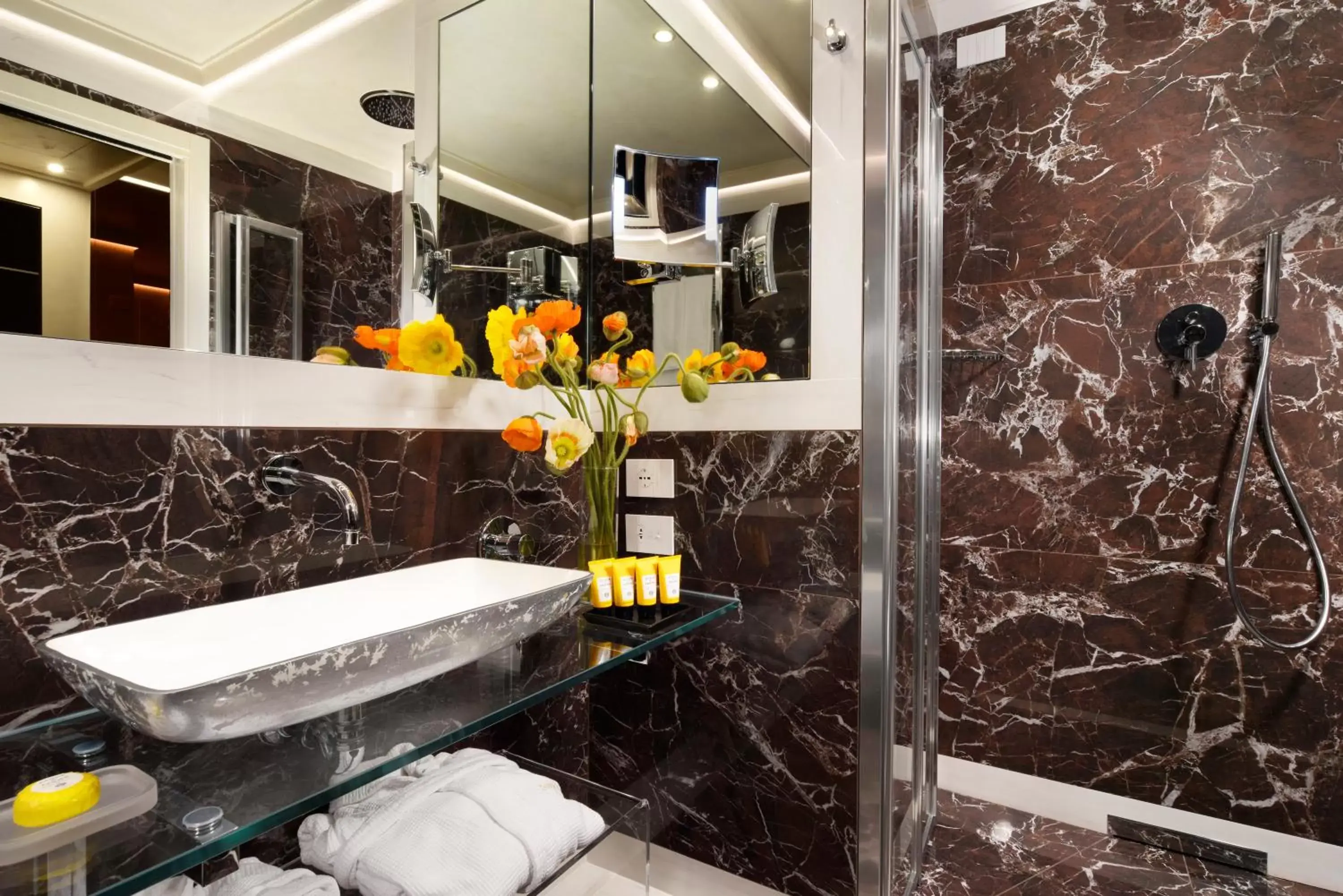 Shower, Bathroom in Ponte Vecchio Suites & Spa