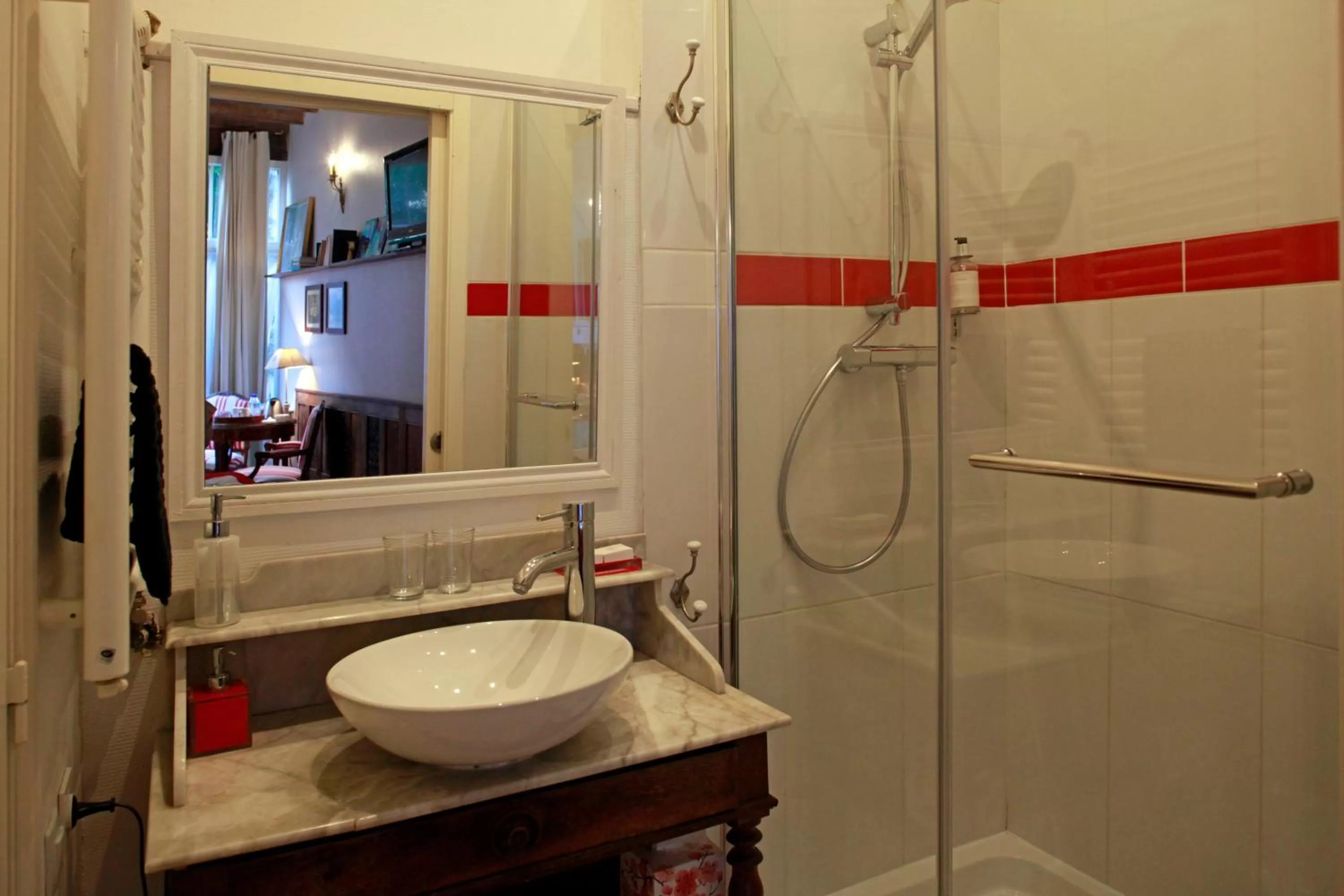 Shower in Les Chambres de Mathilde