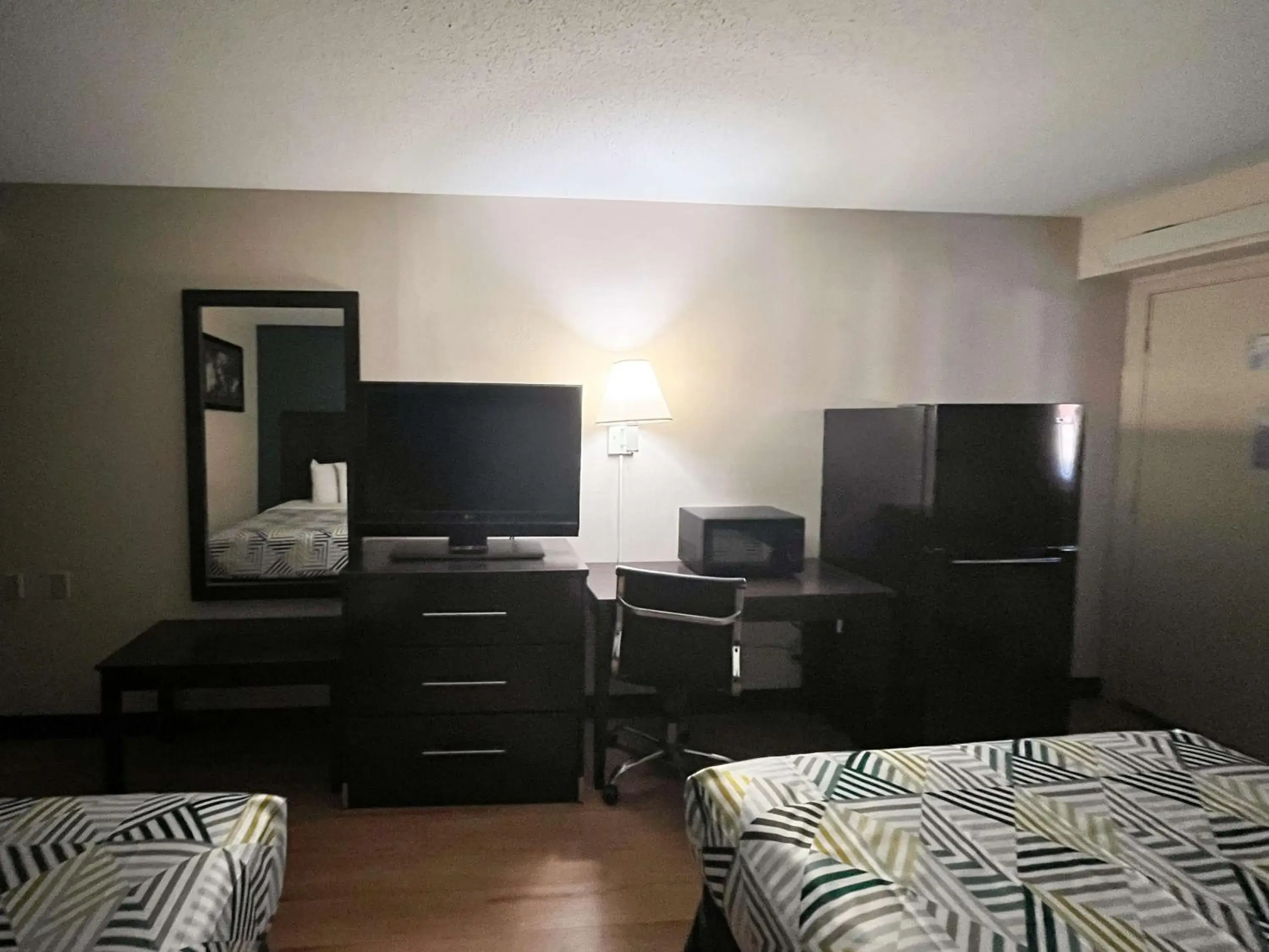 Photo of the whole room, TV/Entertainment Center in Red Roof Inn Shreveport