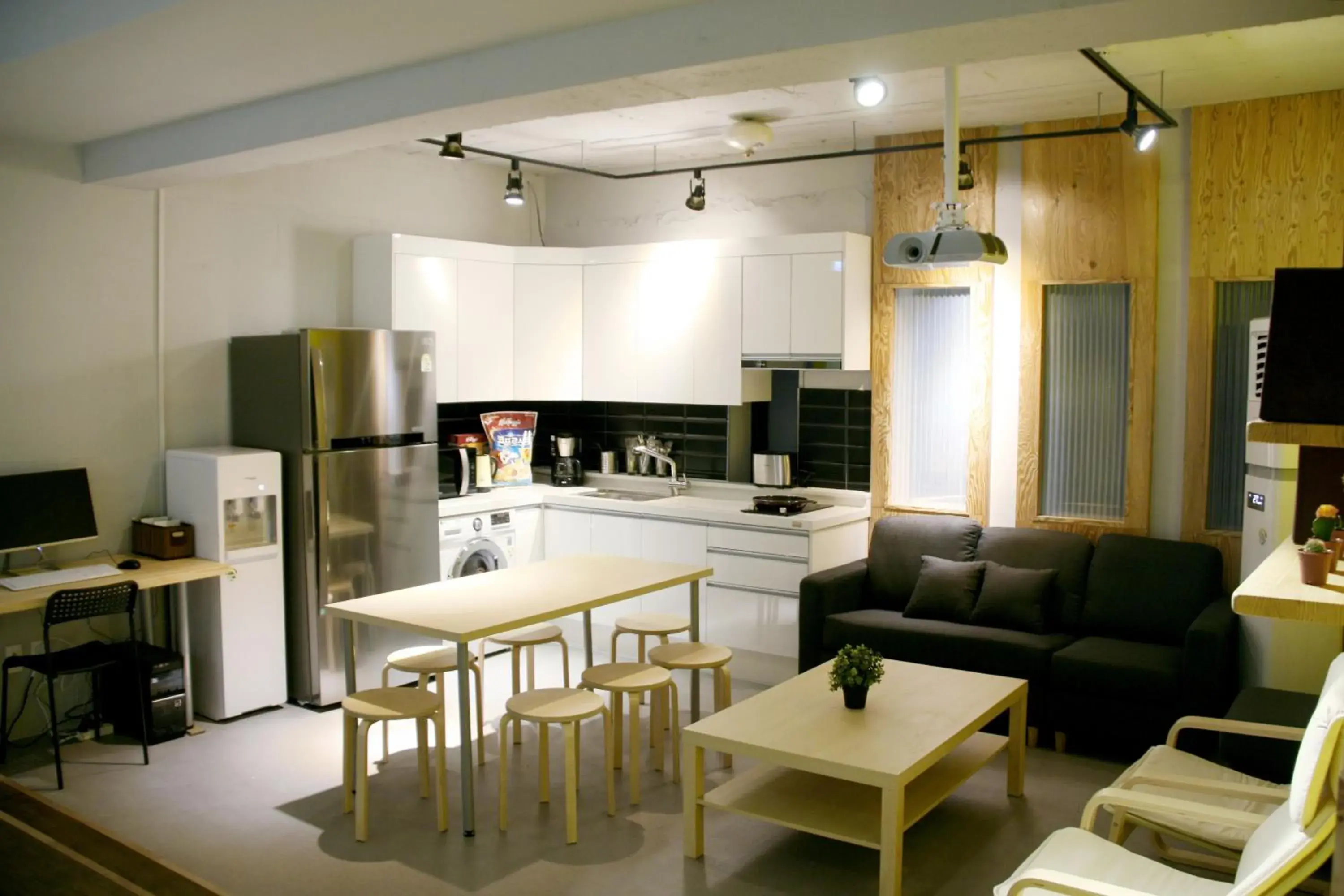 Communal lounge/ TV room, Kitchen/Kitchenette in Seoul Dalbit Dongdaemun Guesthouse