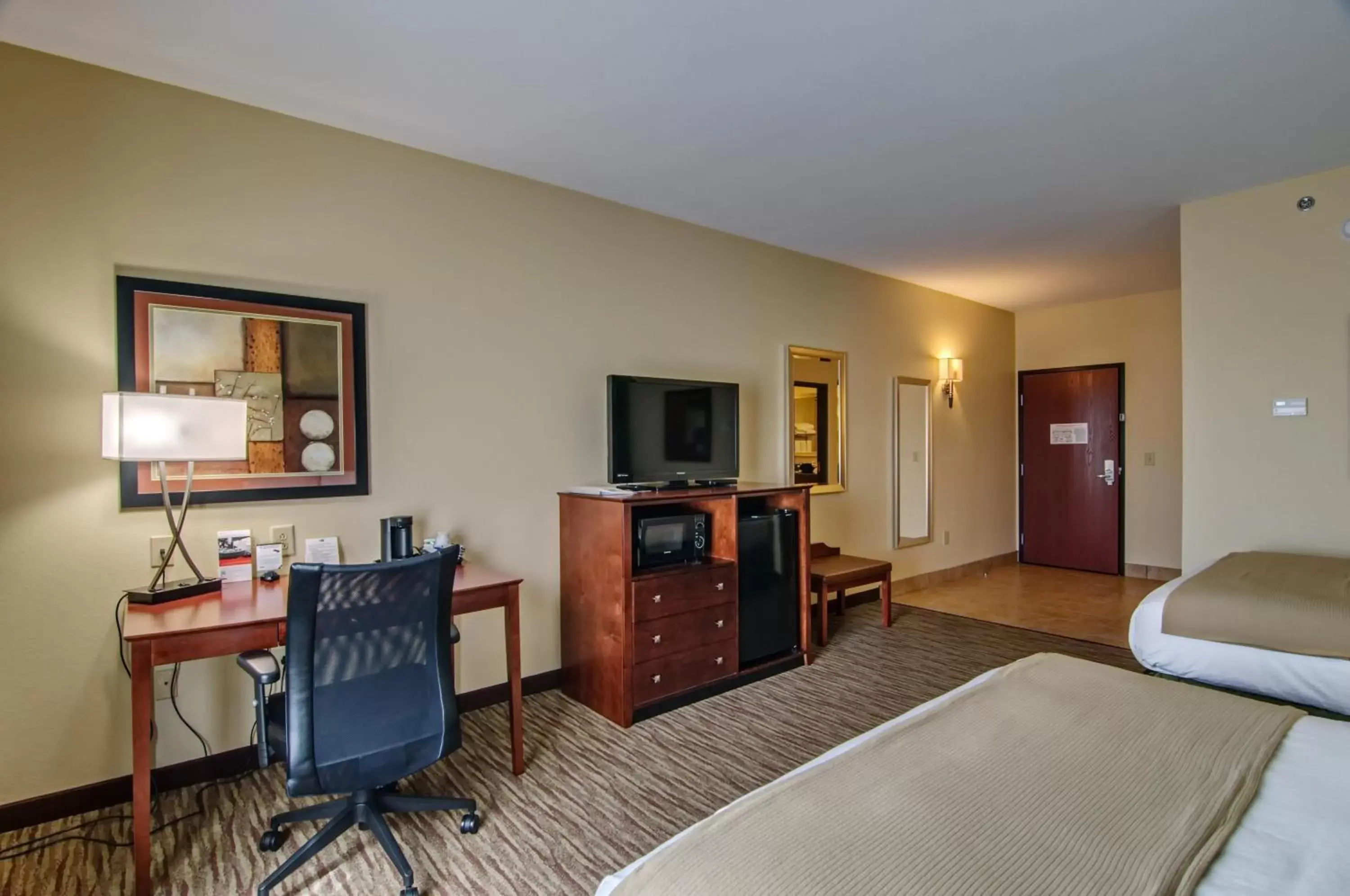 Photo of the whole room, TV/Entertainment Center in Holiday Inn Express & Suites Wytheville, an IHG Hotel