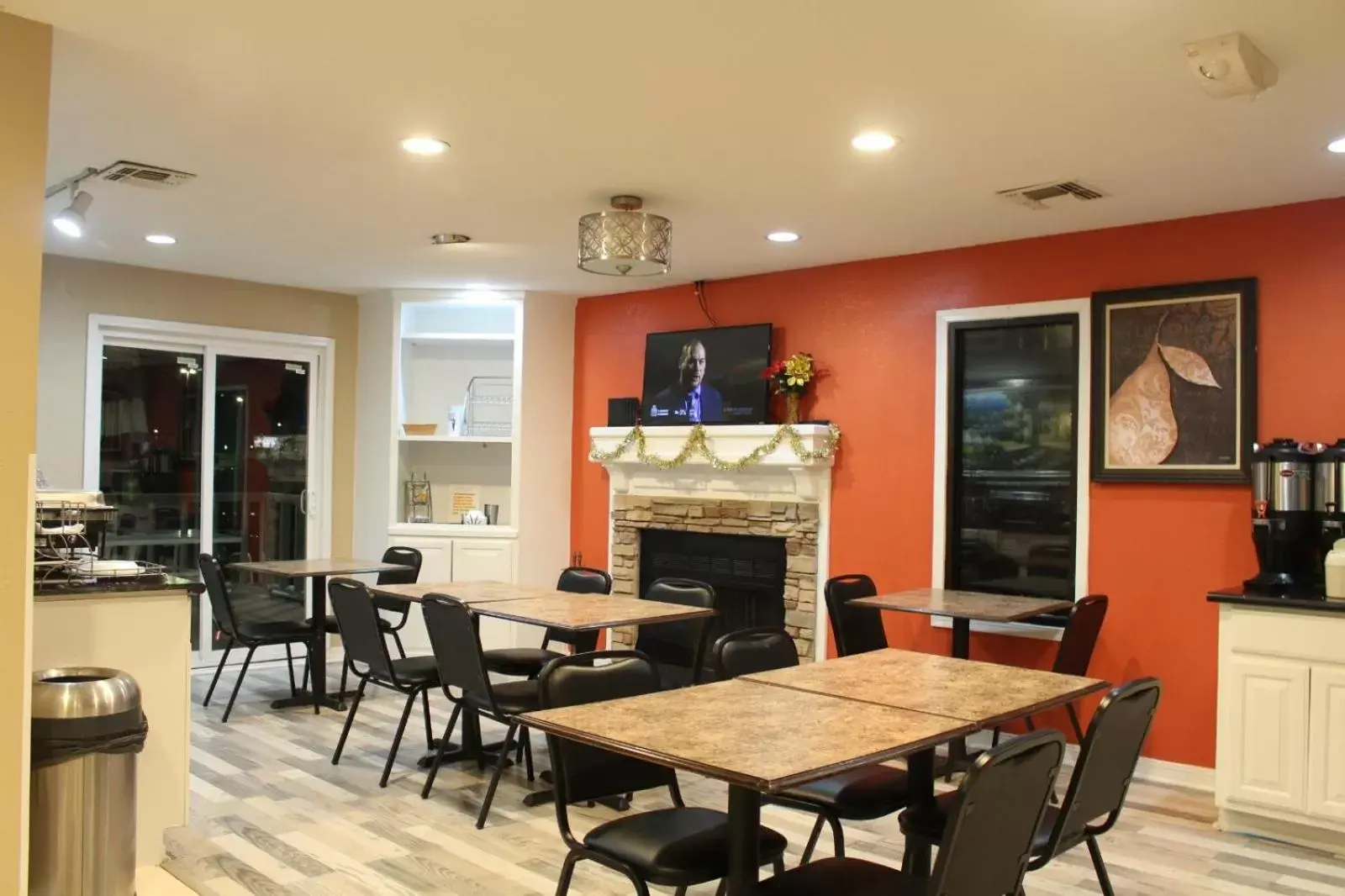 Coffee/tea facilities, Restaurant/Places to Eat in Hawthorn Suites Wichita East