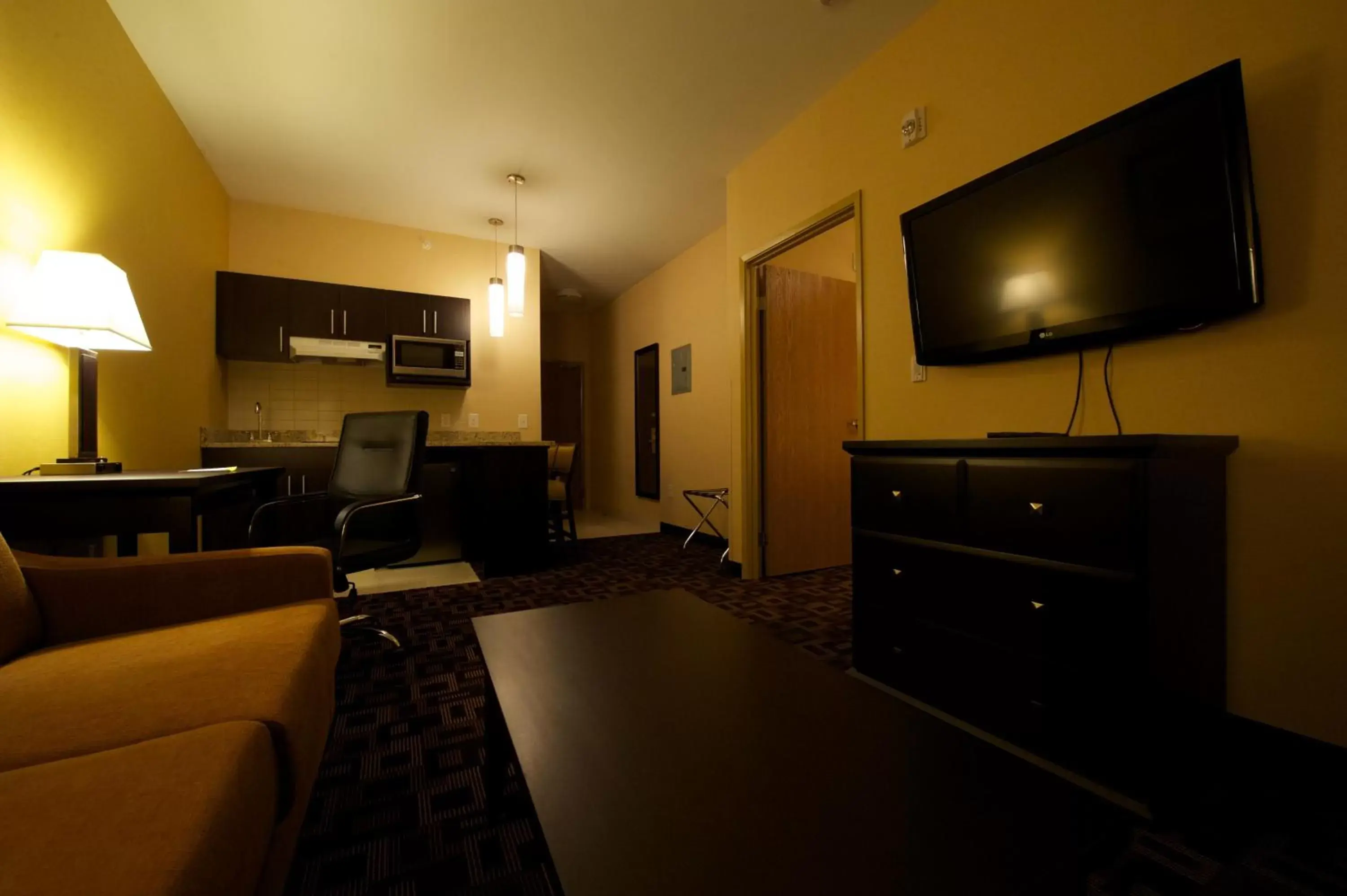 TV and multimedia, TV/Entertainment Center in Days Inn & Suites by Wyndham Winnipeg Airport Manitoba