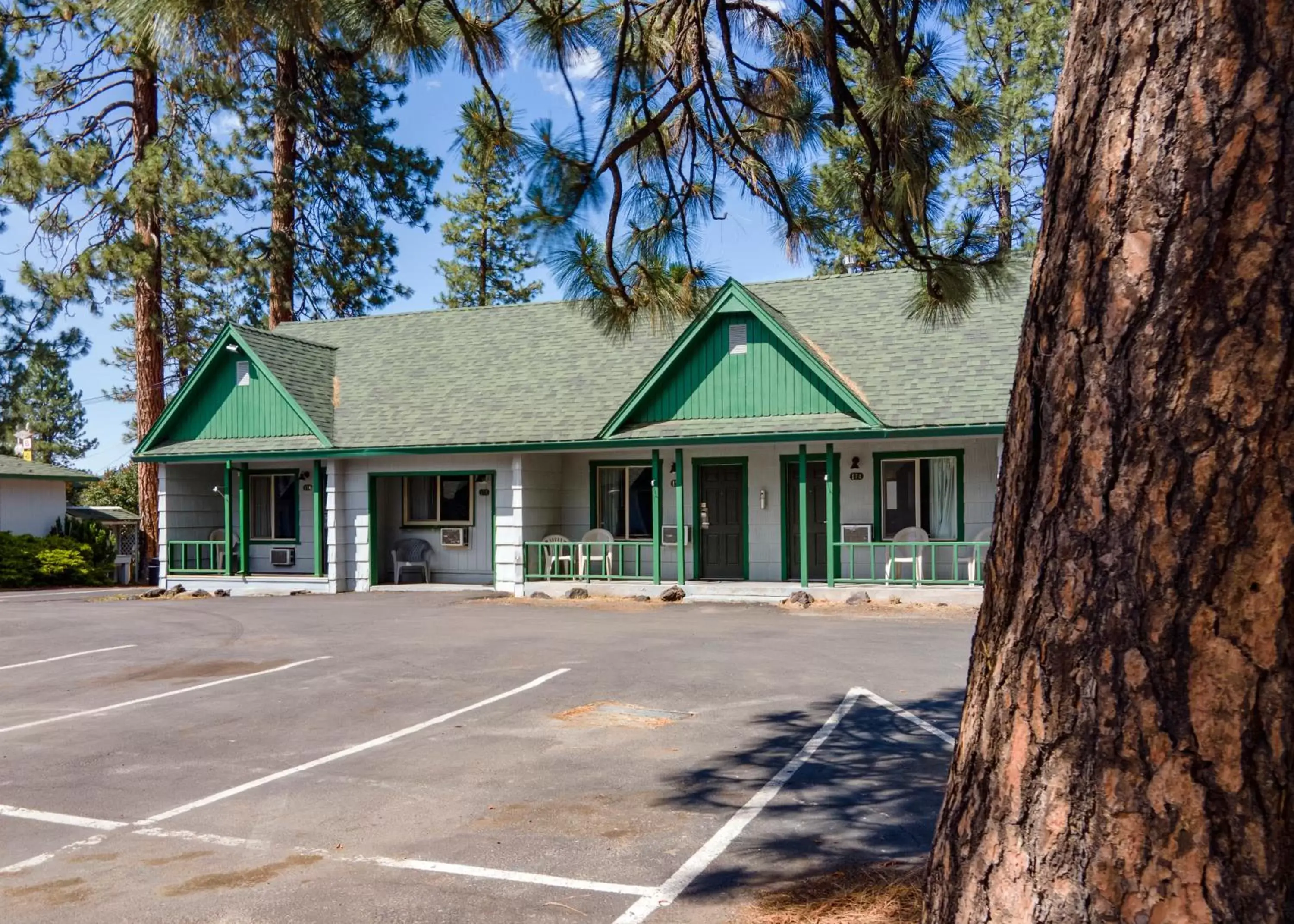 Parking, Property Building in Green Gables Motel & Suites