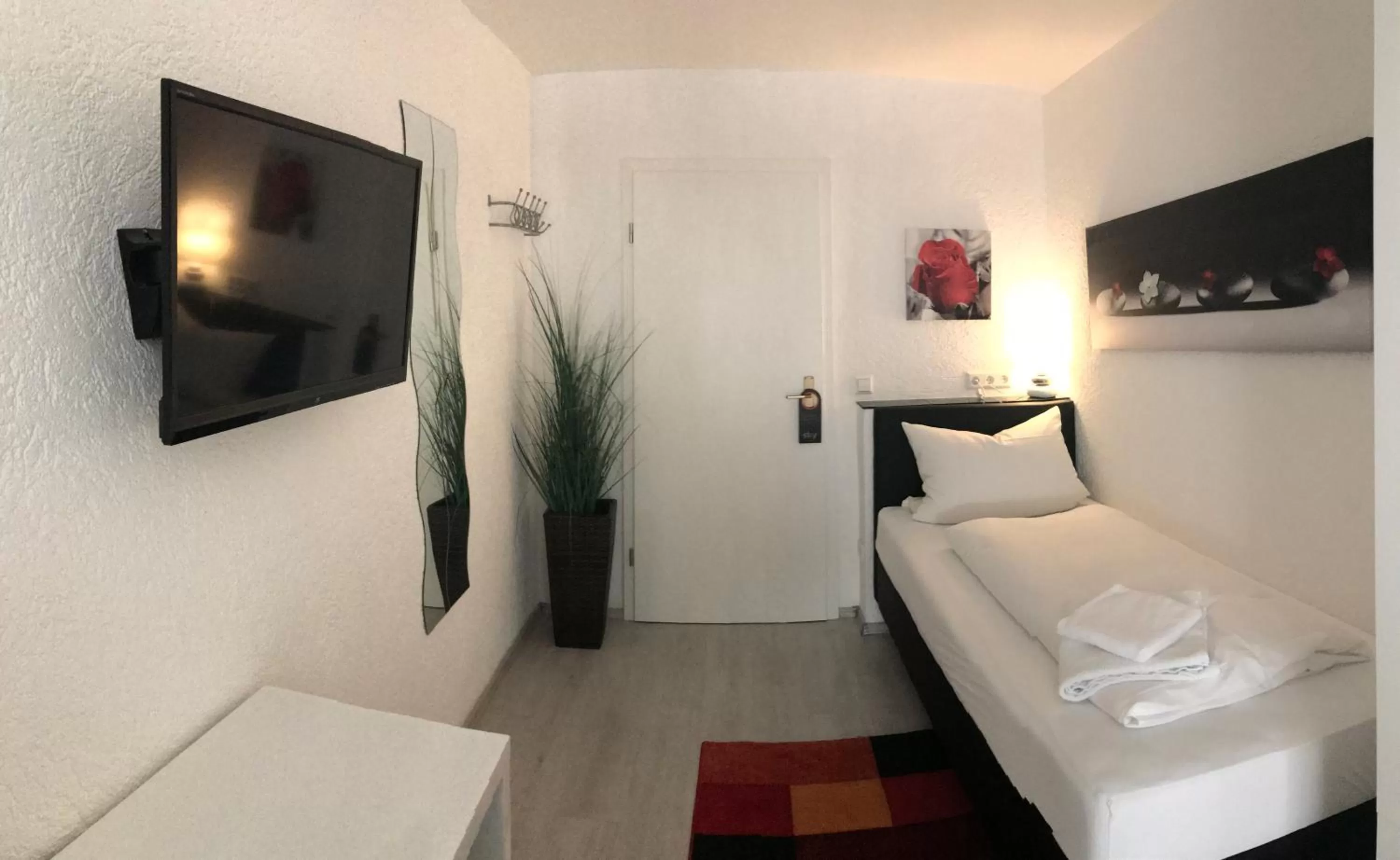 Photo of the whole room, Bed in Hotel Berlin