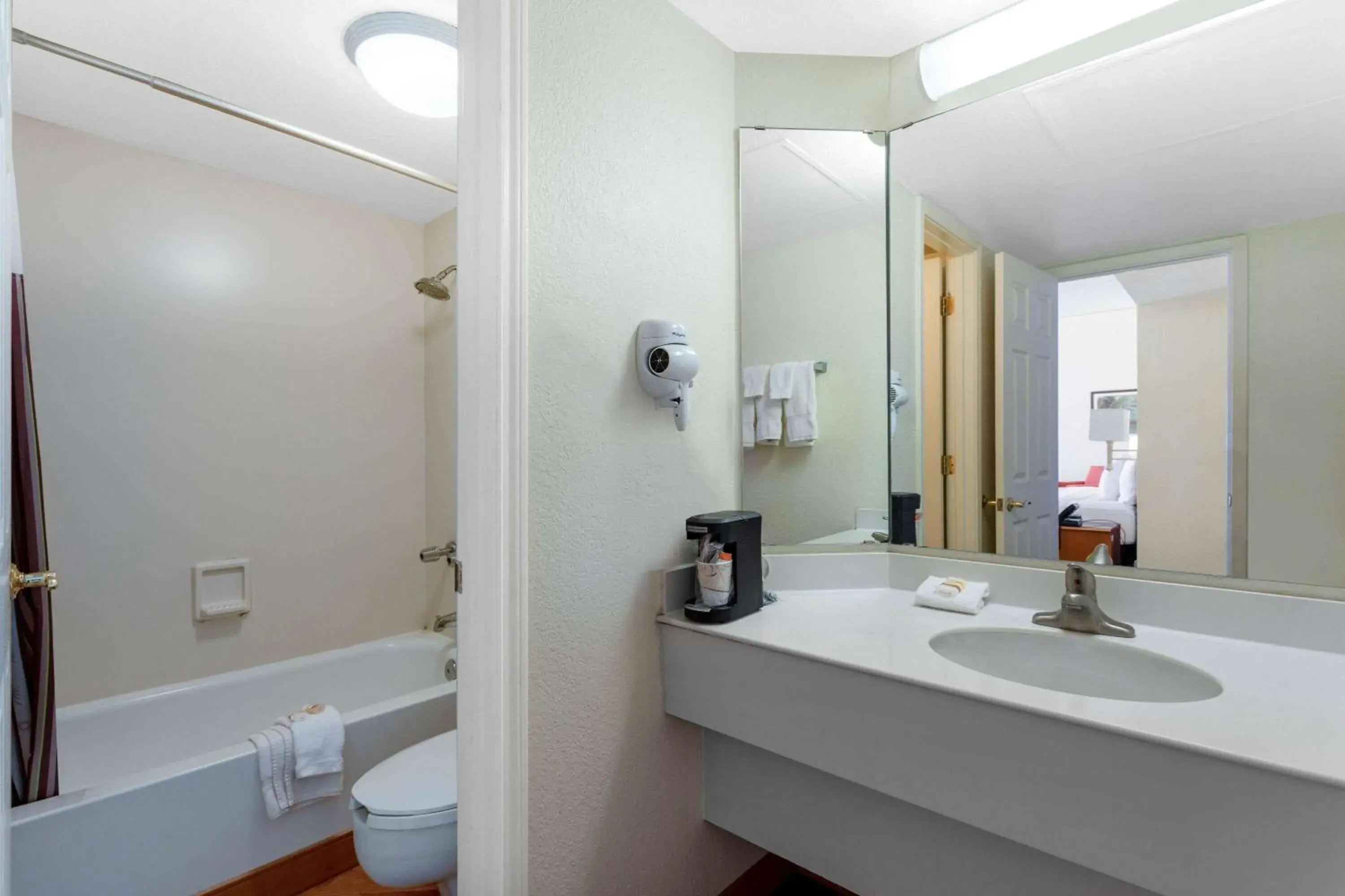 TV and multimedia, Bathroom in La Quinta Inn by Wyndham Huntsville Research Park