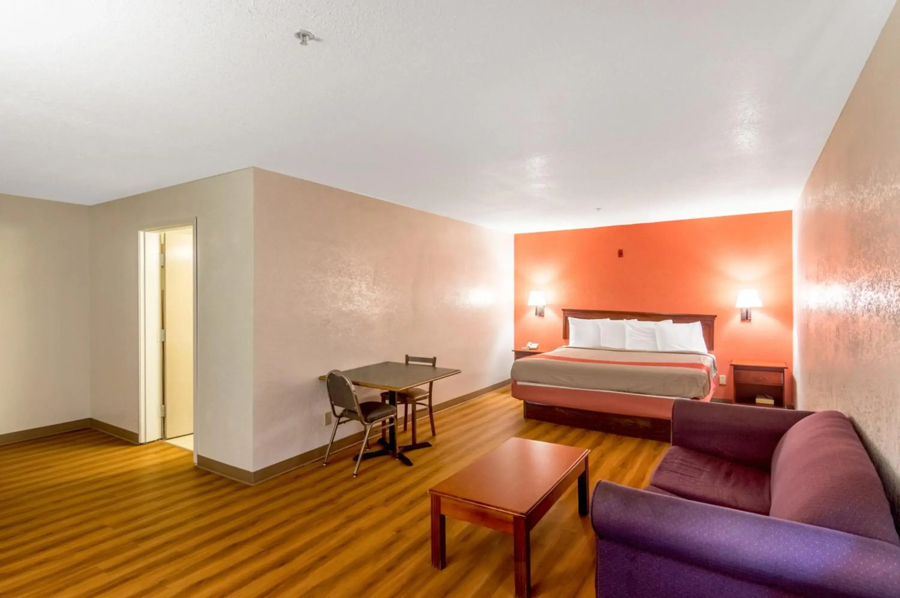 Bedroom, Seating Area in Motel 6-Oklahoma City, OK