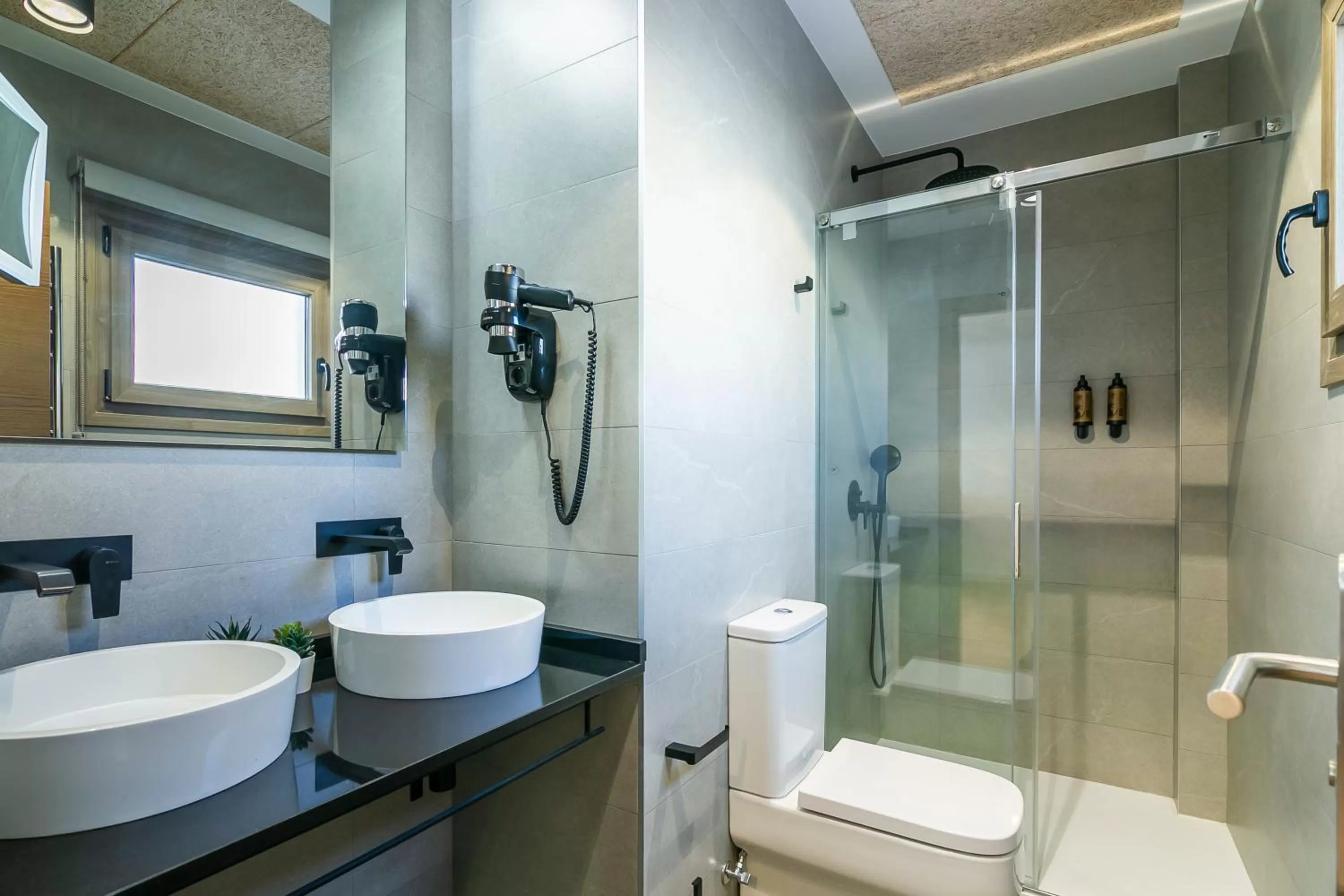 Shower in Aquitania Home Suites