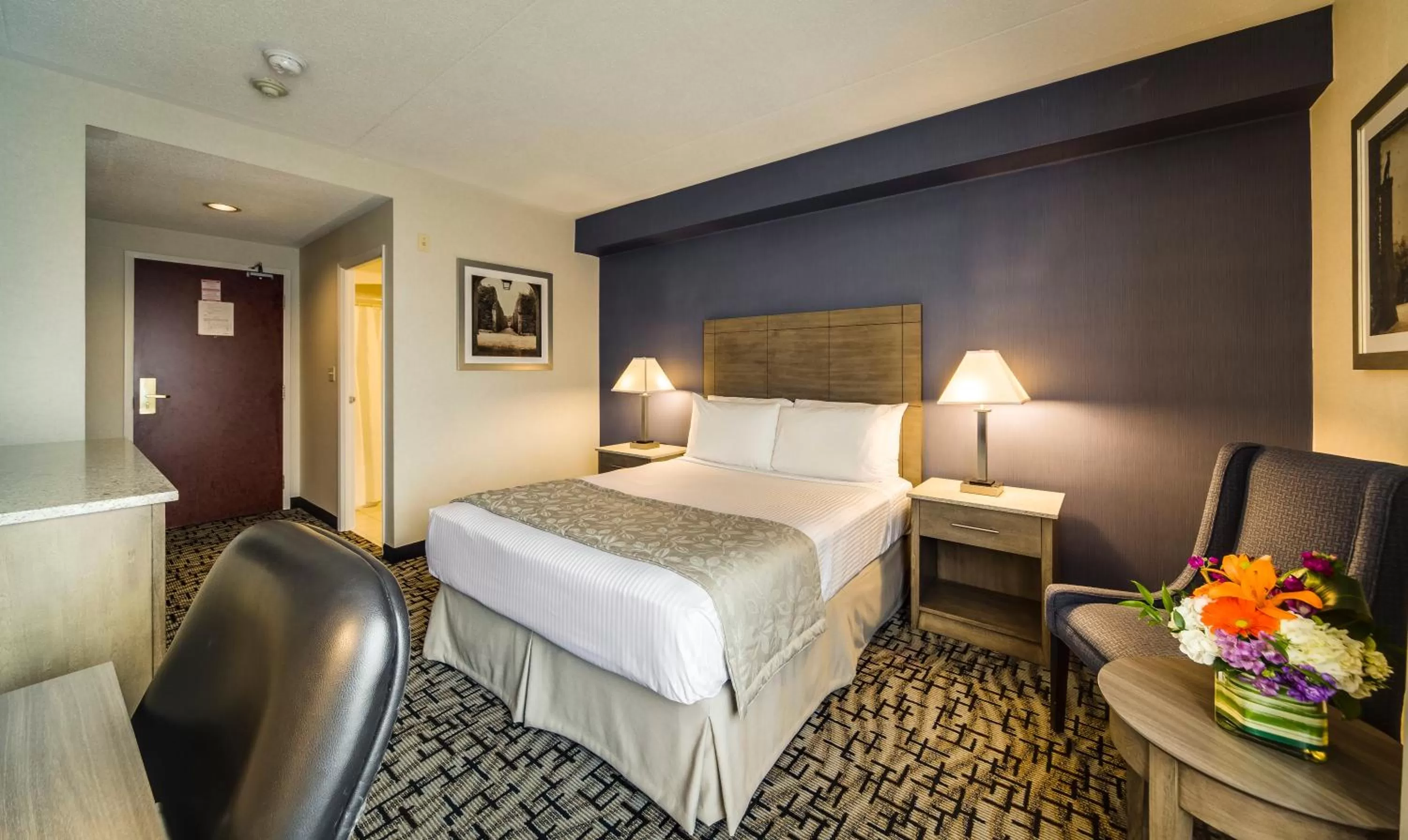 Photo of the whole room, Bed in Monte Carlo Inn Oakville Suites