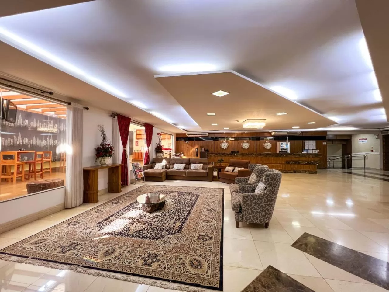 Communal lounge/ TV room in Paraná Comfort Hotel