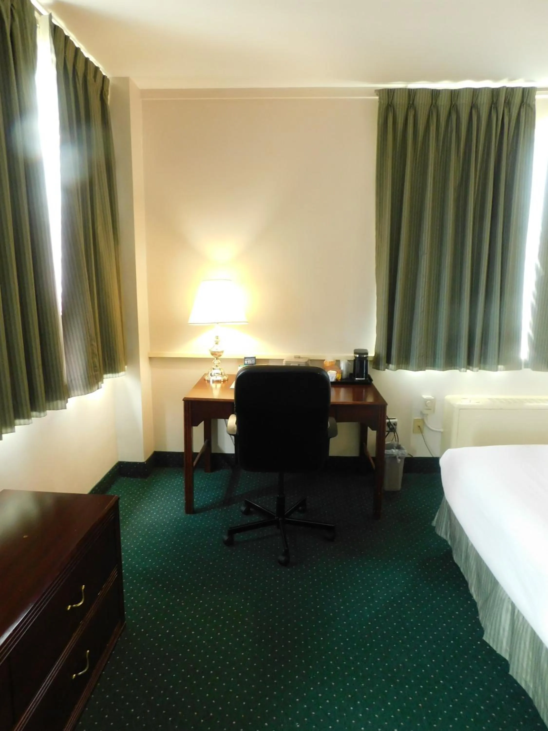 Seating area, TV/Entertainment Center in The Marlborough Hotel