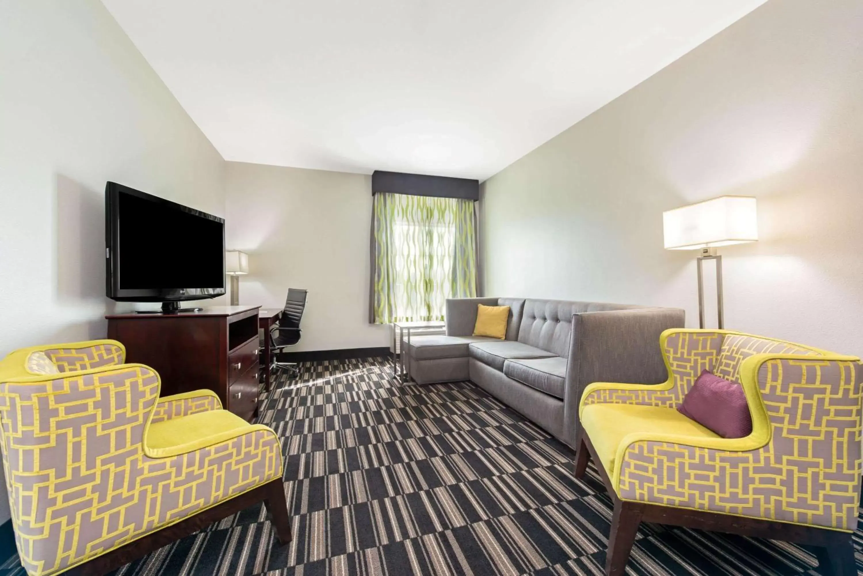 Photo of the whole room, Seating Area in La Quinta by Wyndham Bridge City