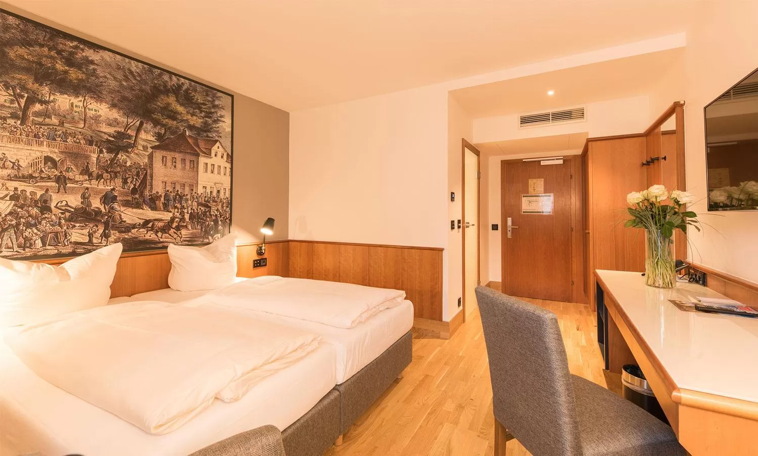 Photo of the whole room, Bed in Hotel Bayerischer Hof