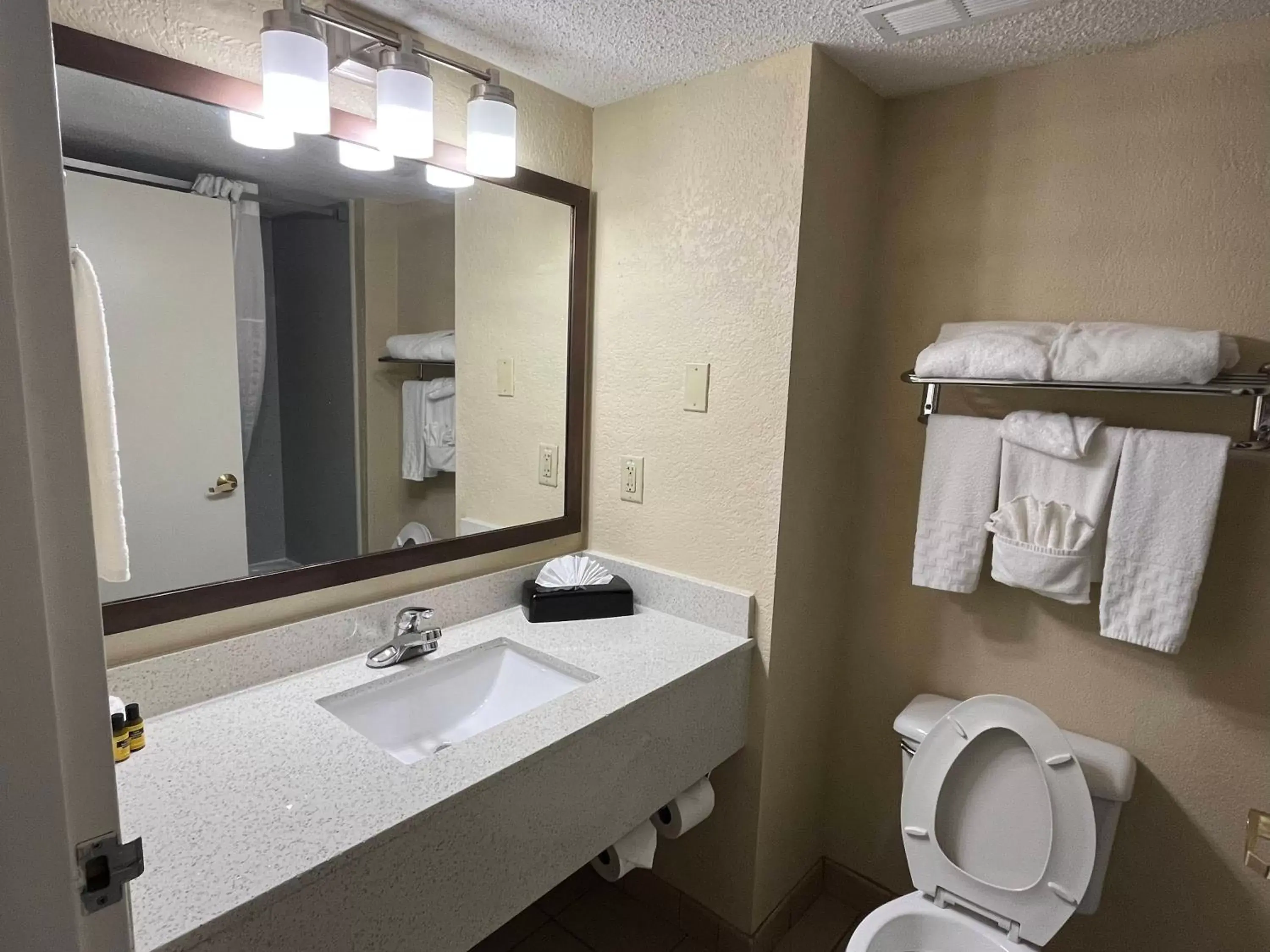 Bathroom in Sky Point Hotel & Suites - Atlanta Airport