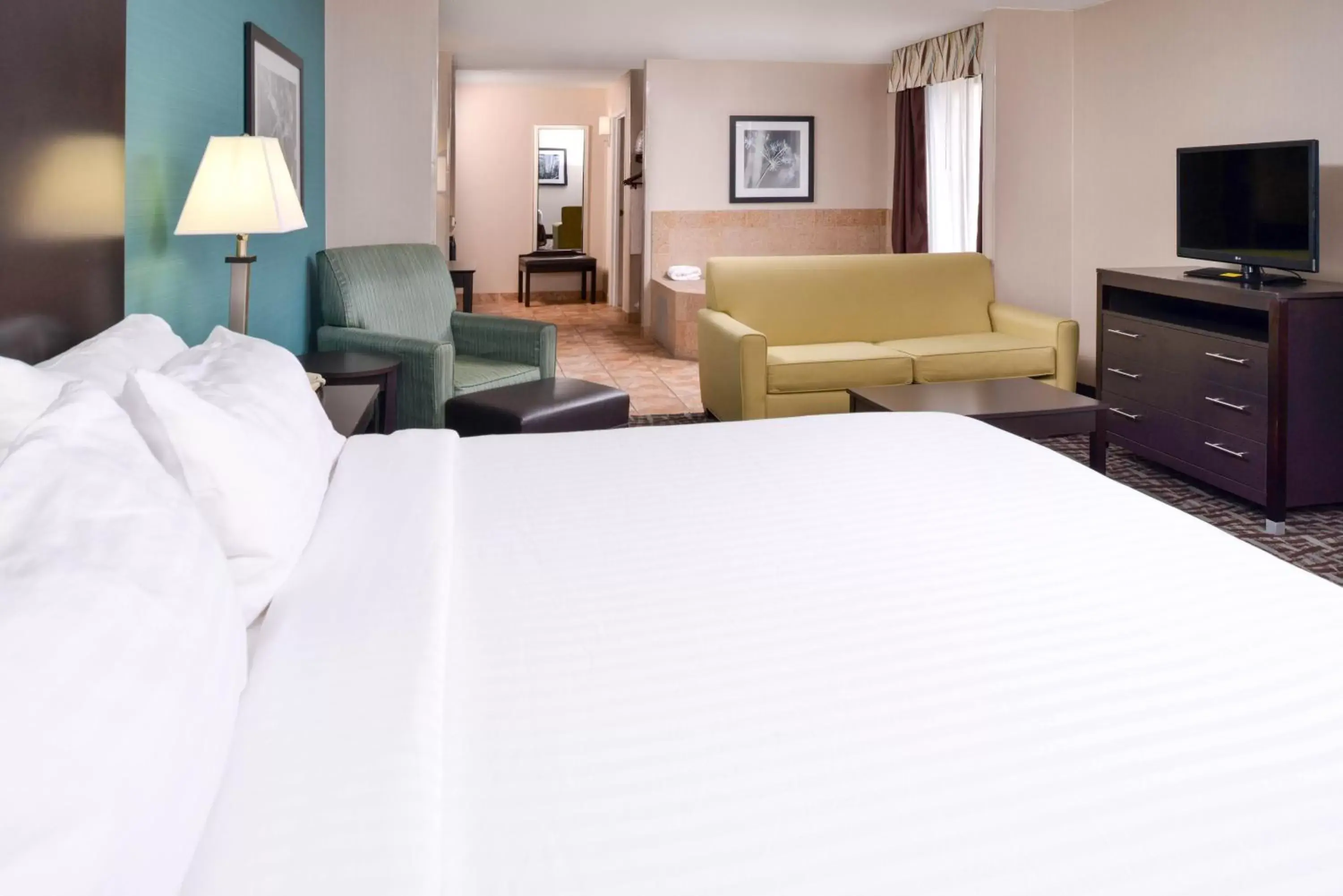 Photo of the whole room, Bed in Holiday Inn Express Hotel & Suites Youngstown - North Lima/Boardman, an IHG Hotel