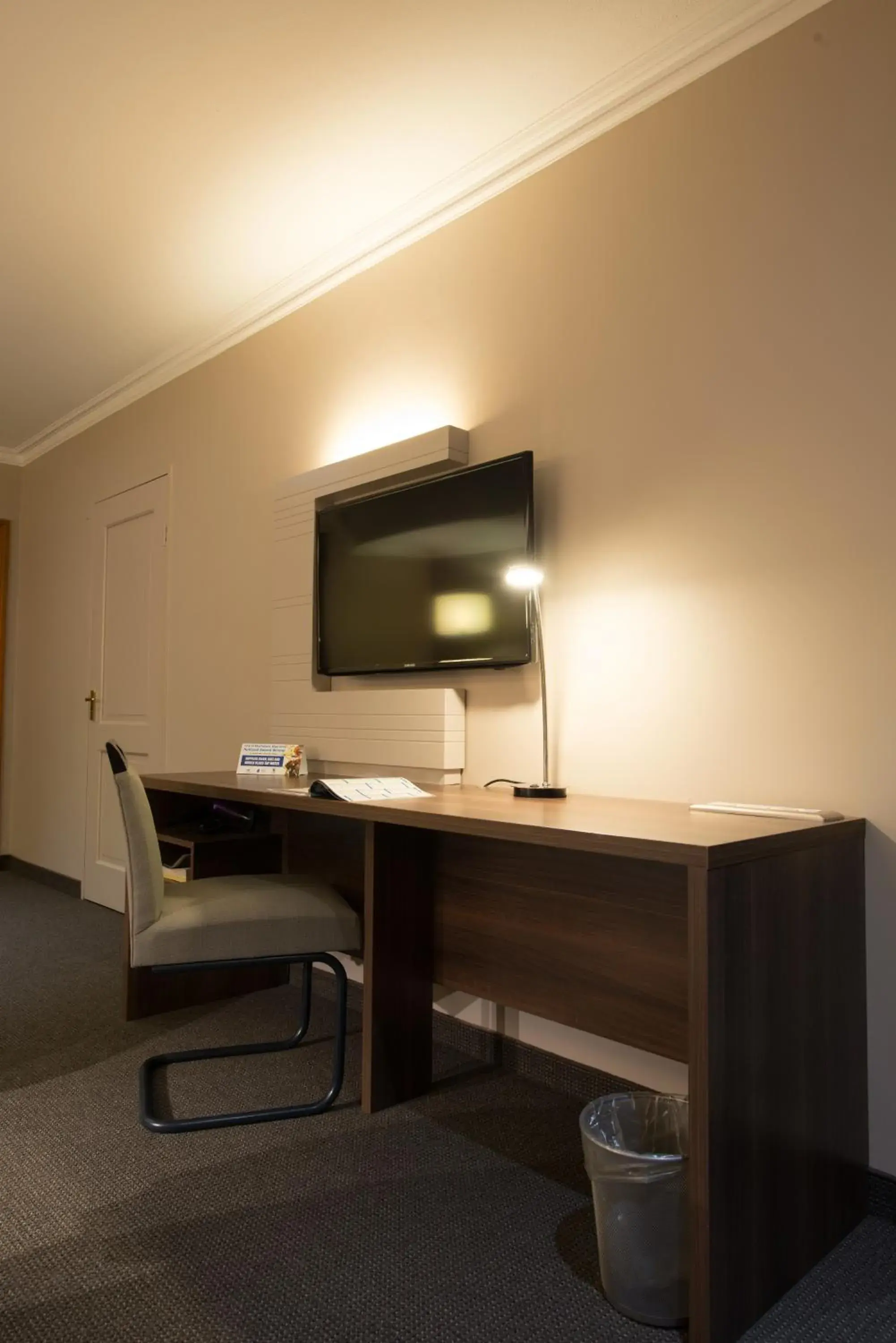 Bedroom, TV/Entertainment Center in Birchwood Hotel and OR Tambo Conference Centre