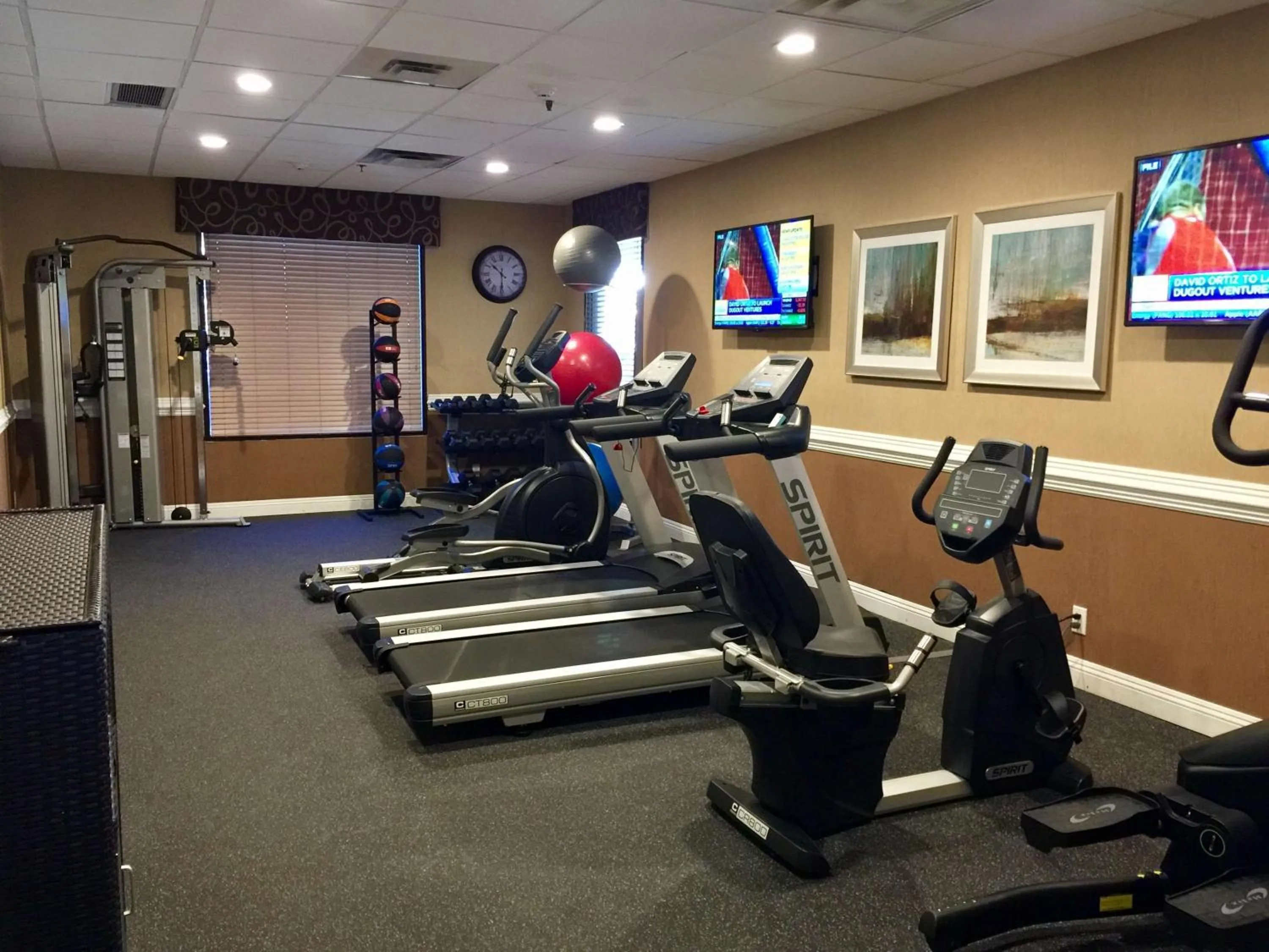 Fitness centre/facilities in Hotel d'Lins Ontario Airport