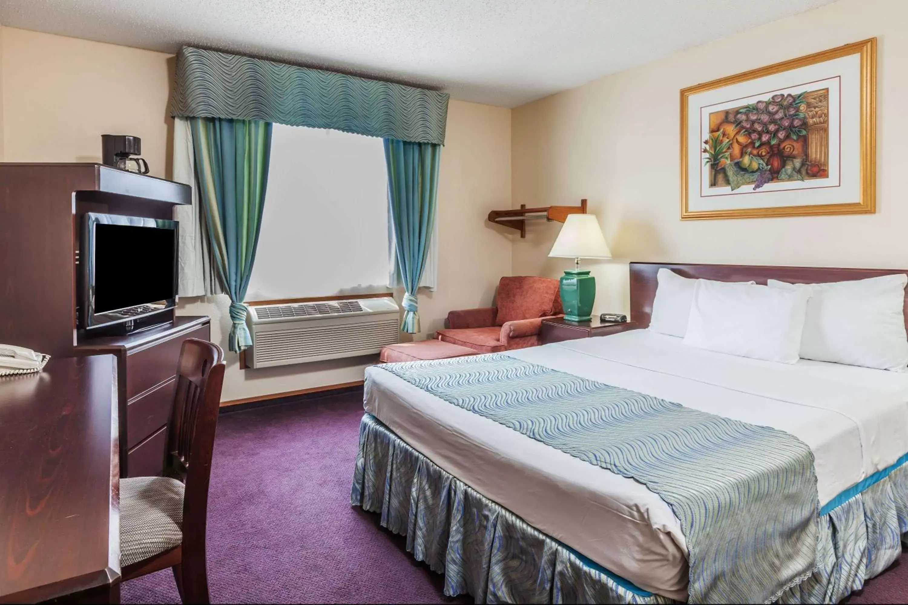 Photo of the whole room, Bed in Super 8 by Wyndham Irving DFW Airport/South