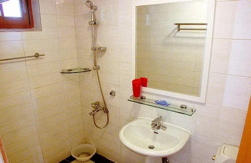 Bathroom in Four Season Pension