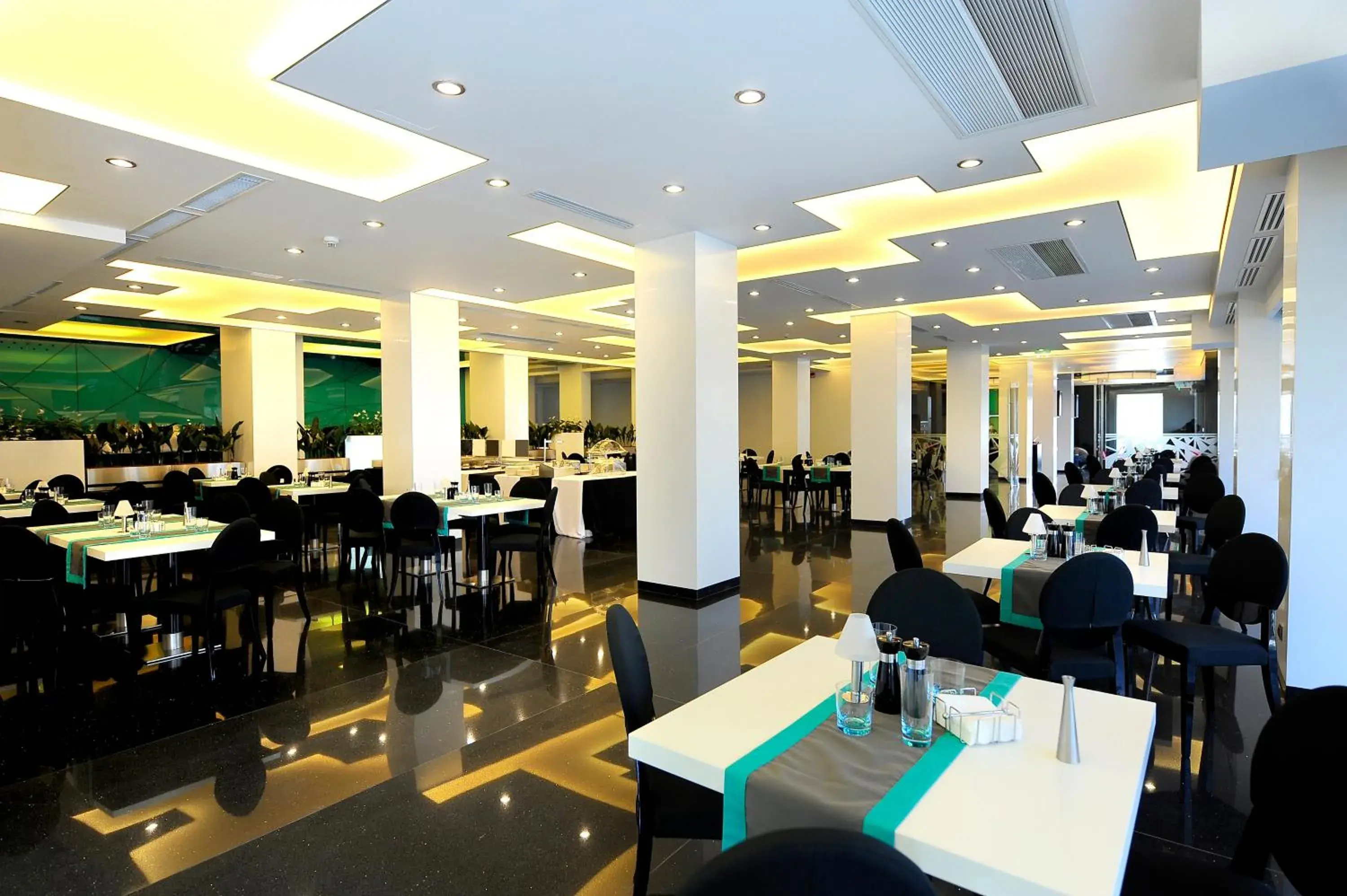 Restaurant/Places to Eat in Plaza V Executive Hotel