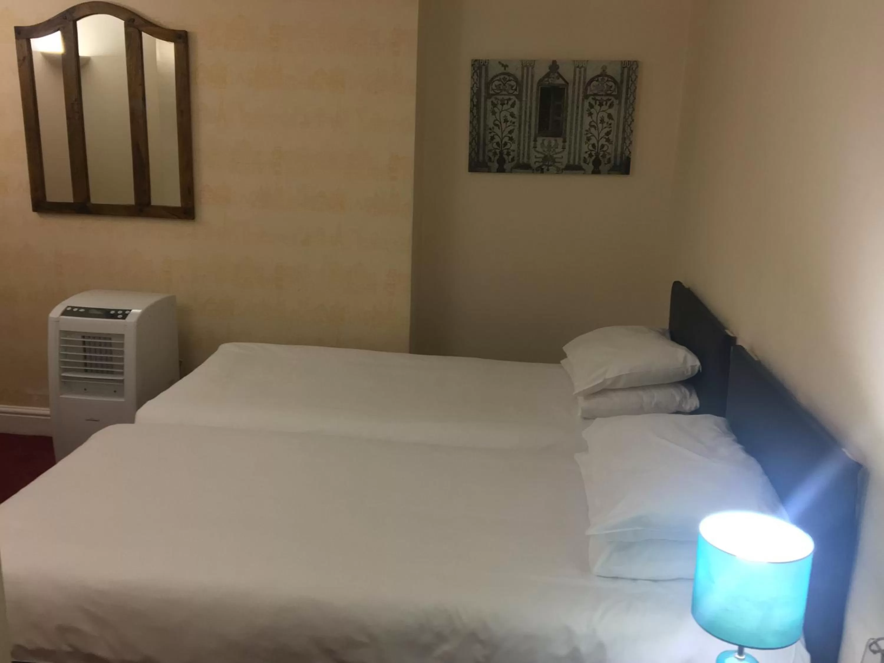 Bedroom, Bed in Islington Inn