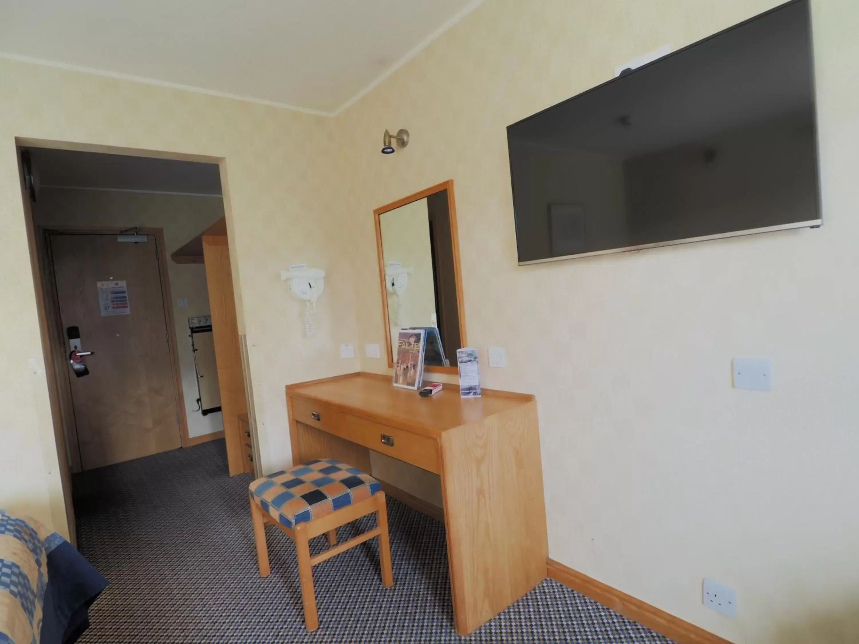 Bedroom, TV/Entertainment Center in Cabarfeidh Hotel