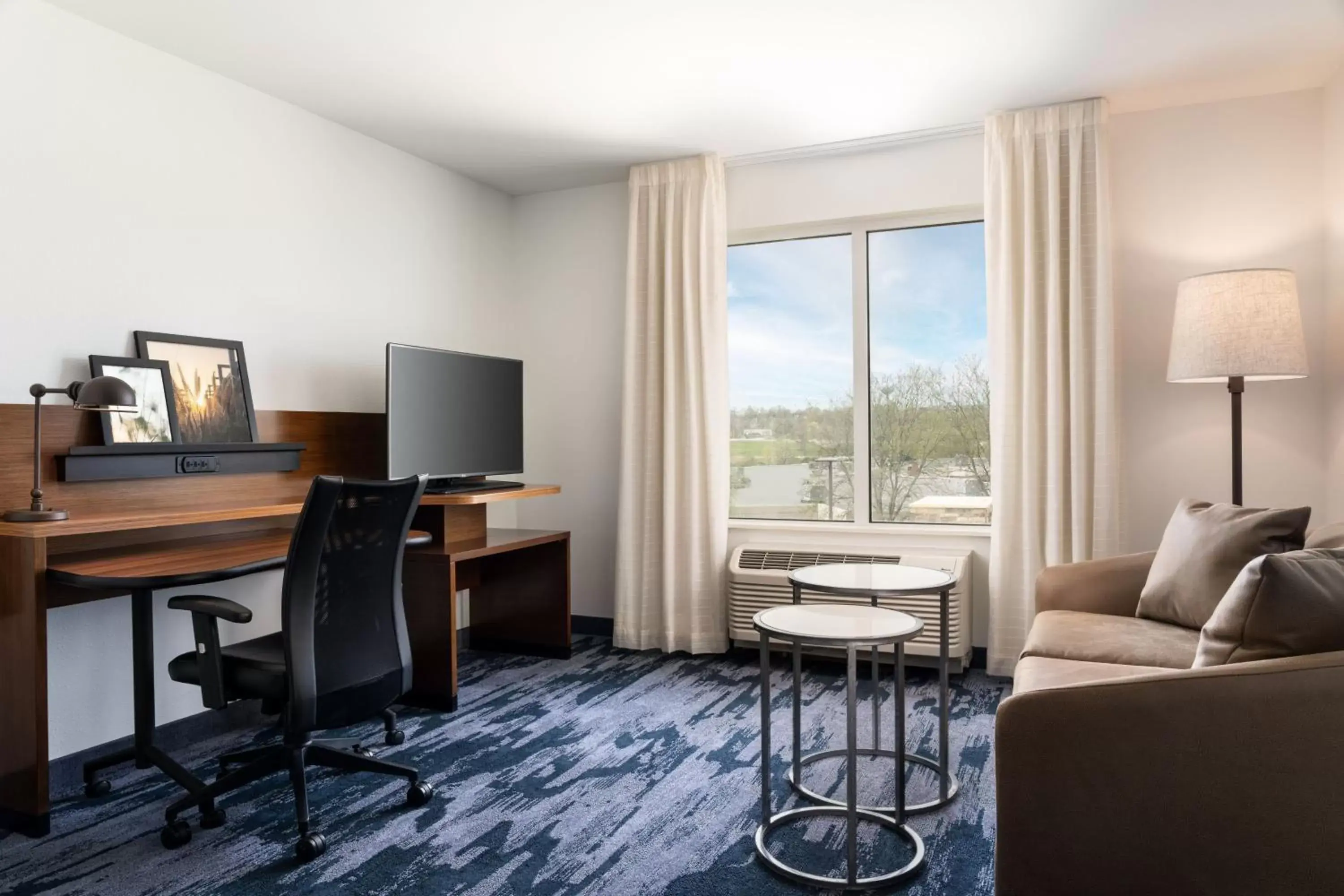Bedroom, Seating Area in Fairfield Inn & Suites by Marriott Akron Fairlawn