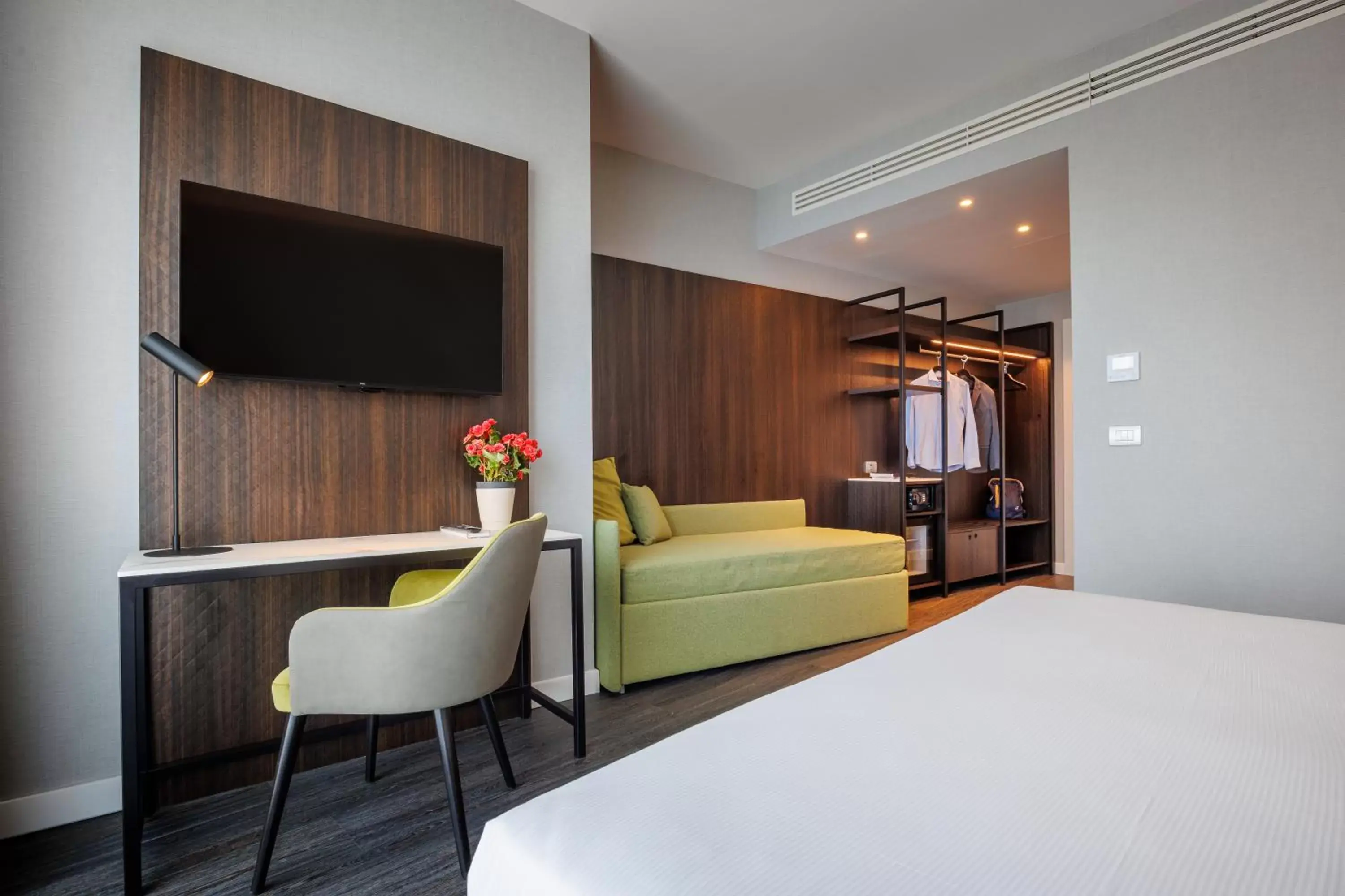 Bedroom, TV/Entertainment Center in IH Hotels Milano Centrale