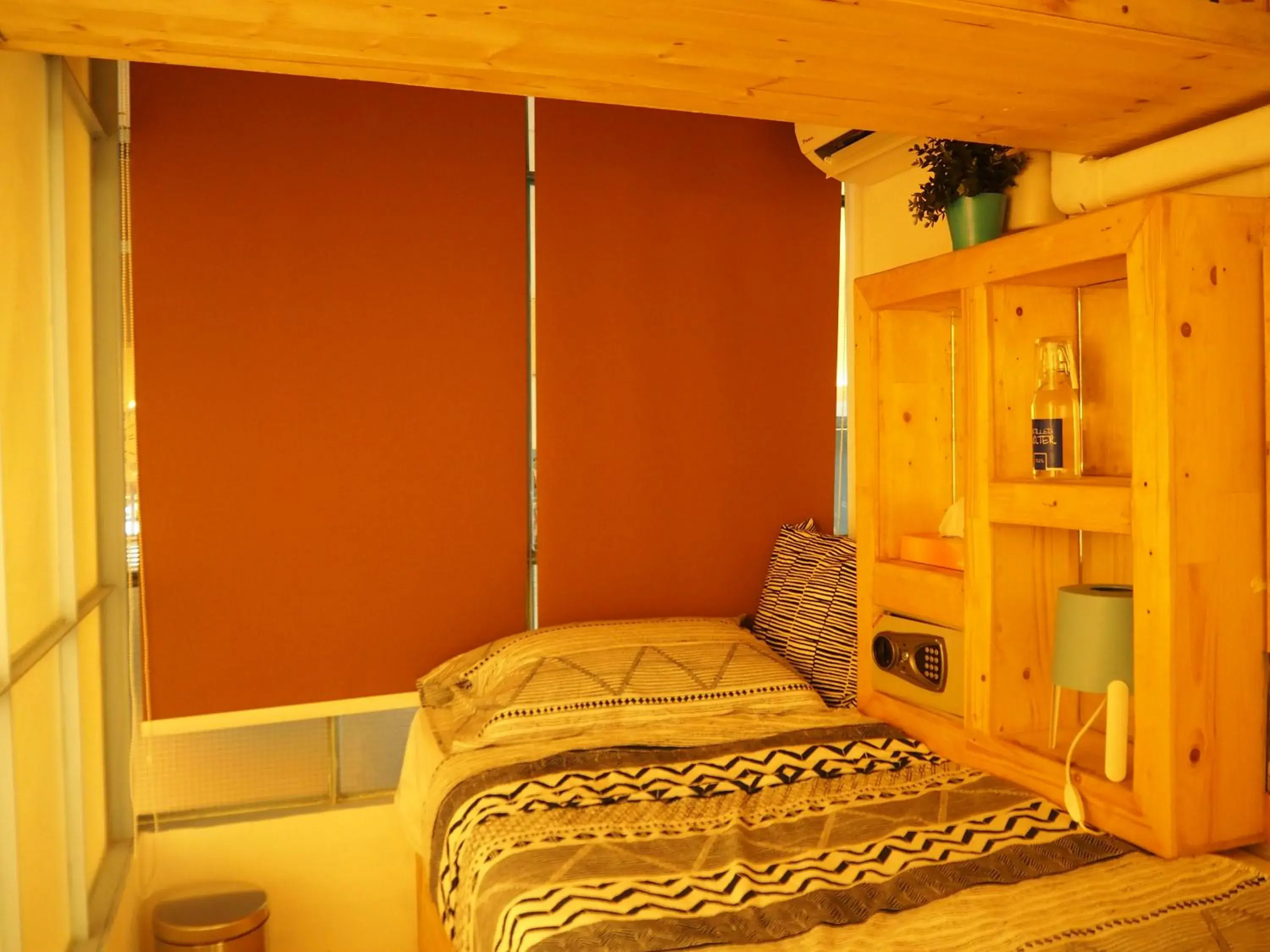 Seating area, Bed in Blu Cabin Poshtel