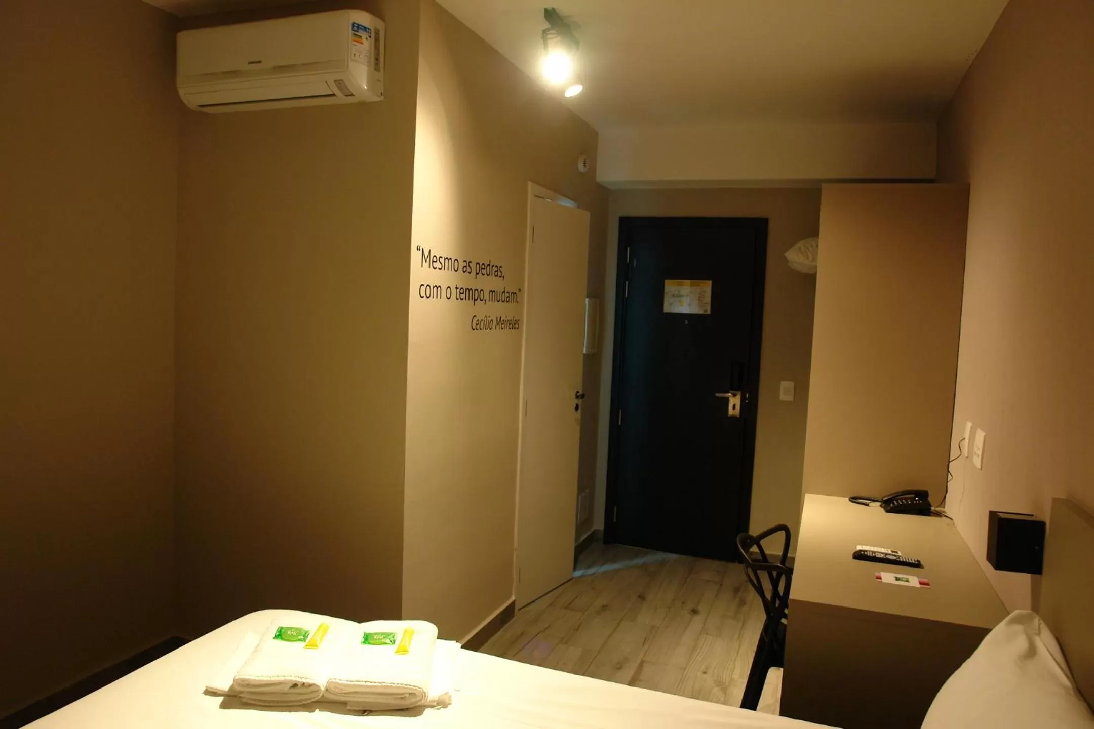 Photo of the whole room, Bed in Íbis Styles Itaúna