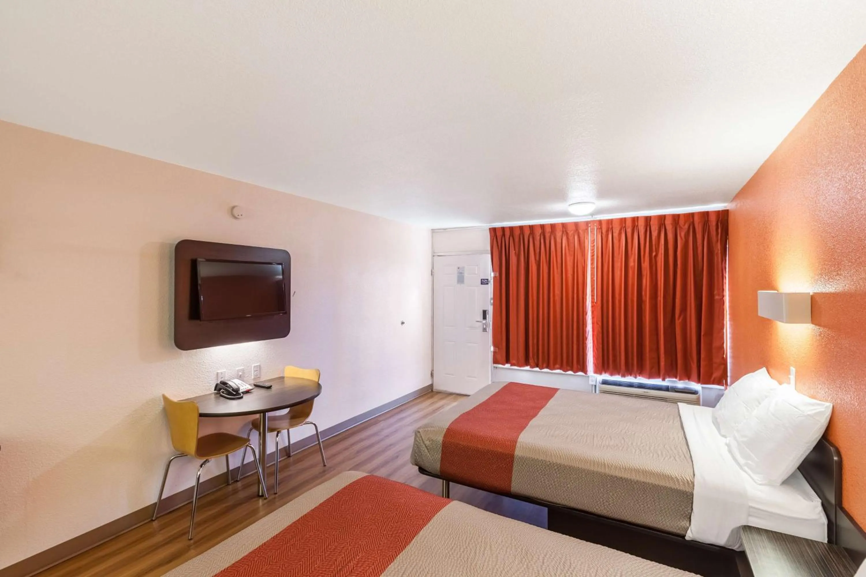 TV and multimedia, Bed in Motel 6 Fort Worth, Tx - Stockyards