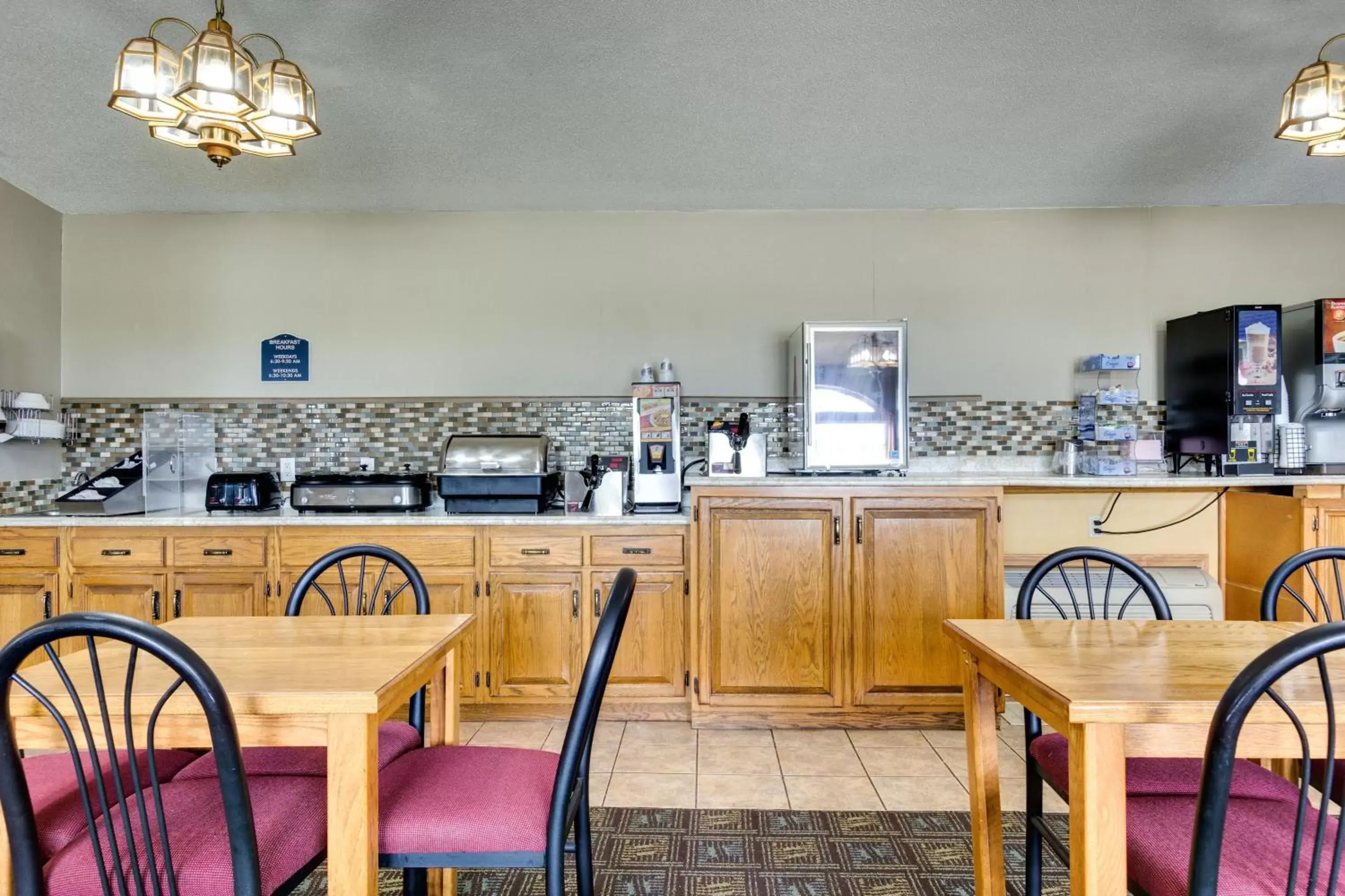Breakfast, Restaurant/Places to Eat in Fireside Inn and Suites