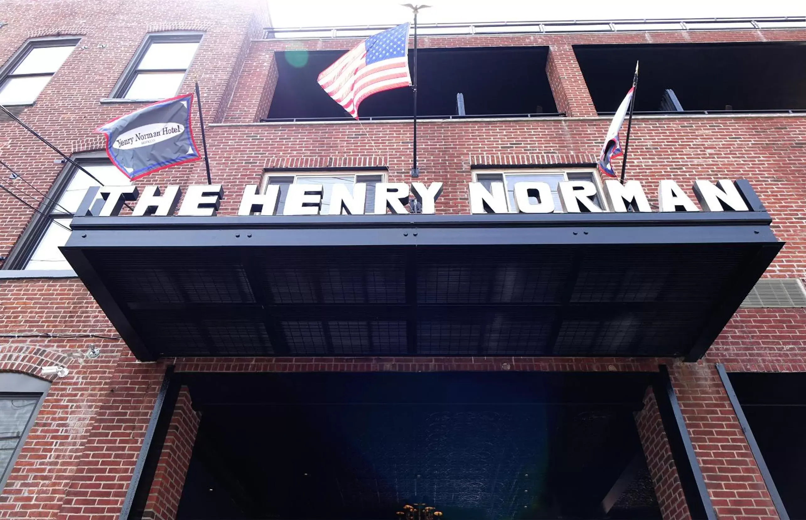 Facade/entrance in Henry Norman Hotel