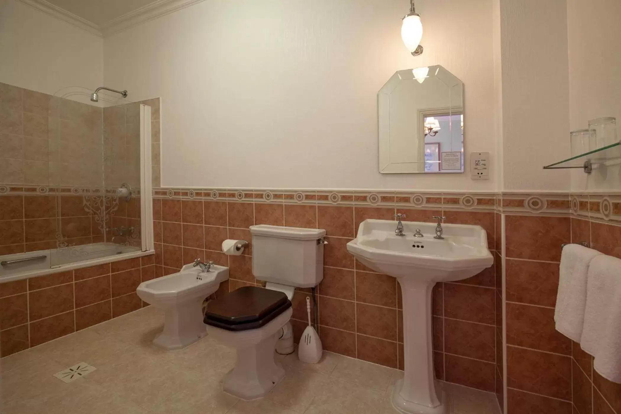 Bathroom in Arundel House Hotel