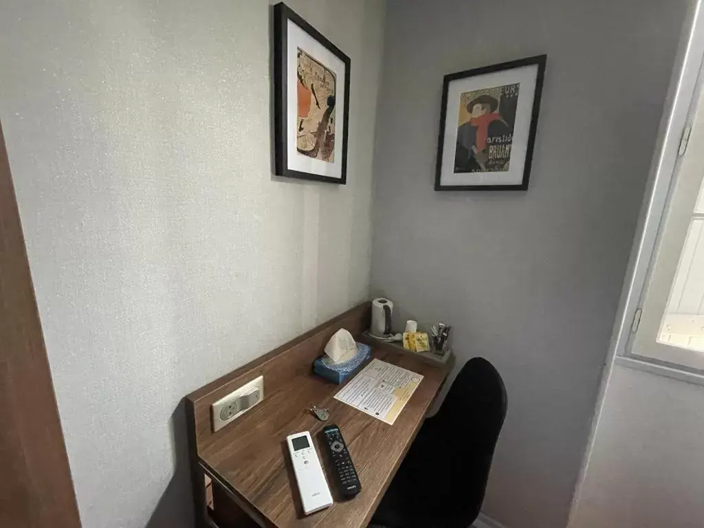 Triple Room in Hotel Le Rochegude Triple Room in Hotel Le Rochegude